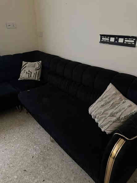 لام عليكم اثاث كامل للبيع مابيع كلشي وحد 
غرفة نوم 8 قطع أضرار بسيطه 
غسالة LG 
كاونتر قطعتين سنك وملحق 
تخم كورنر 8 مقاعد ضرره بسيط 
طباخ 4 عيون نضيف 
قنينة غاز 
ميز. بلازما 
سبلت طن ونص 
مرشحة طباخ غير مستخدمة جديده 
عنواني بغداد القادسية 
للتواصل خاص او واتساب ***********
