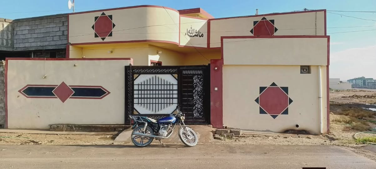 عندي بيت للبيع خلف معارض مساحه158متر قريب علا شقق سعر  استفسار ***********
