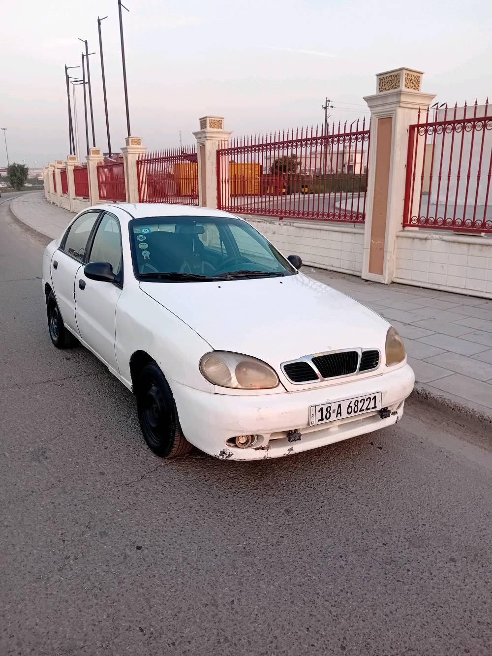 السلام عليكم للبيع دايو لانوس موديل 2000 
وارد خليجي 
رقم بابل انكليزي 
محرك 1500 مفتوح 
كير عادي 
السيارة مصبوغة عام بدون حادث 
ومحرك بي دخان من القبق فقط لان صار هواية ممبدل دهن 
عارضها ب28 ورقة وبيها مجال 
مكاني بغداد حي الجامعة 
للاتصال ***********