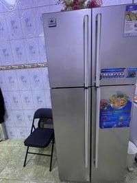 ثلاجه للبيع بعدها جديده كلش كارتون حيل نضيفه...السعر ٣٥٠... البصره حي ...