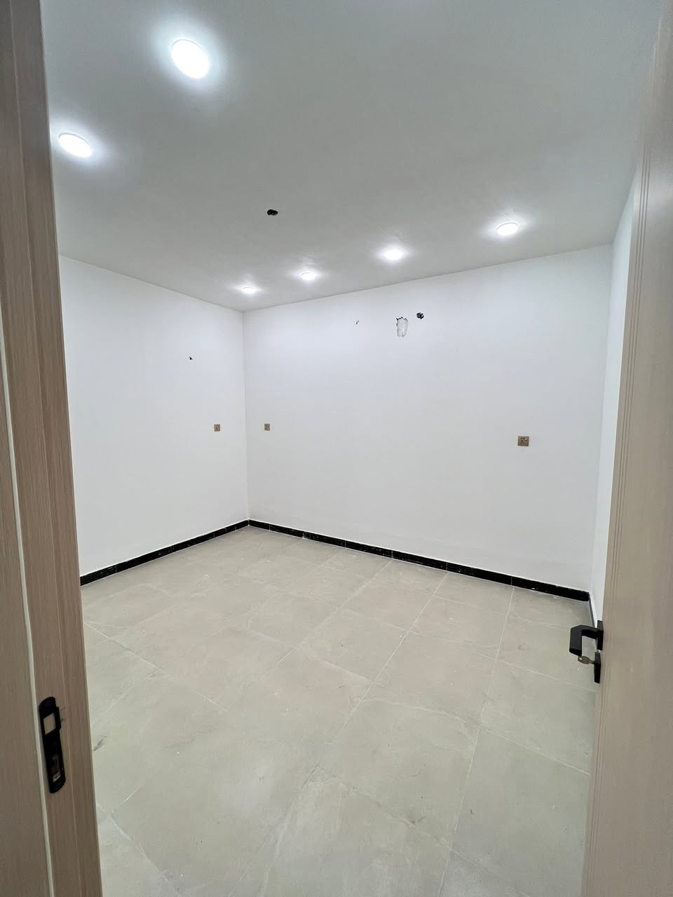 للايجـار فـي السيـديـه
وحـده سكنيـه طابـق ثالـث زيرو(معزولـه)

مسـاحـه 100 م بنـاء درجـه اولـى

تحتـوي علـى غرفتيـن نـوم وصالـه سـويـت ومطبـخ 

وخدمـات +بلكونـه

الموقـع مربـع ال400 📍قرب جسـر الجادريــه

بـدل الايجـار (650) قفل

❗️مطلـوب عائلـه سكـنه السيديـه (موضفيـن) 

للاستفســار 

***********

***********

واتسـاب
