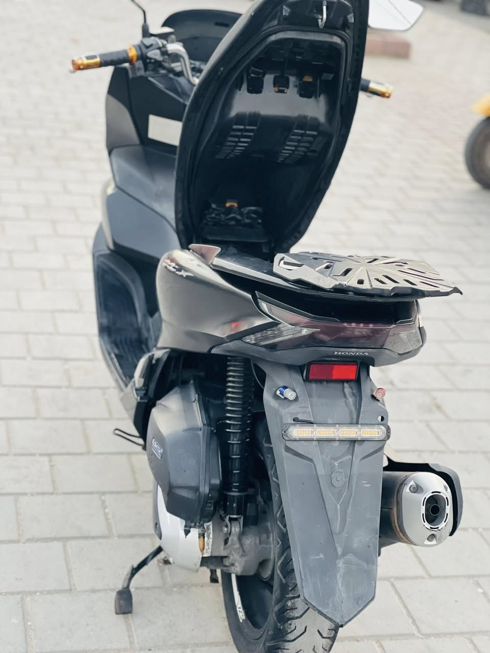 يا الله 
PCX
جيل الرابع
فول نضافة واحد علة واح د
حجم المحرك125
ستان حساس
حساس ازدحام حرف (A)
ماشية (22)الف
العنوان بغداد ام الكبر
رقم***********
