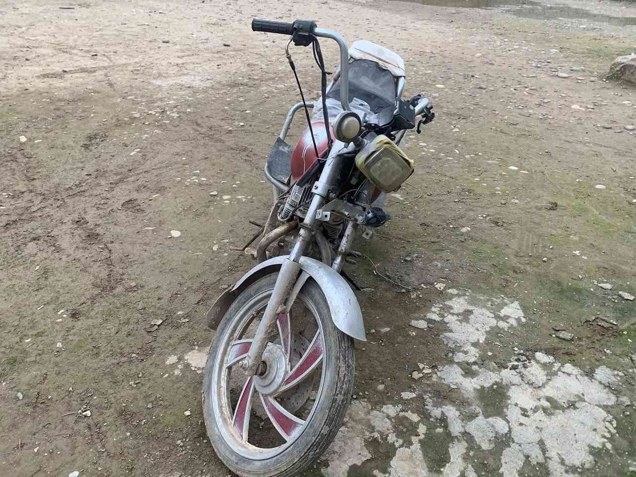 سلام وعليكم ماطور للبيع حجم المحرك ٢٠٠ سيسي  الماطور يعوزه كلج يعوزه هندر منكسر الهندر مسلك يعني تصرف علي ١٥ يمشي السعر ١٠٠ الف ناحيه قياره القريه الجواعنه الرقم ***********اتصل علي او واتساب متوفر
