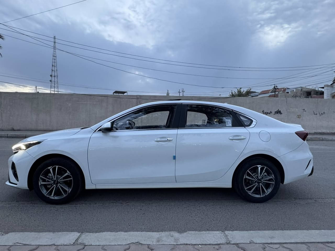 السلام عليكم
للبيع:K3 خليجي 
موديل:2023
ماشية: 59
اللون:ابيض
رقم بغداد 

مواصفات
1-اوتو هولد
2-هاند بريك دكمة
3-شحن واير ليس
4-فتحه قماره
5- كشنات جلد بيجي
6- شاشه كبيره
7-تحكمات ستيرين جهتين
8-مثبت سرعه
9-تحكمات قيادة
10-لد نهاري
11-دخول ذكي بصمه
12-المحرك ١٥٠٠
السعر  135 
***********
