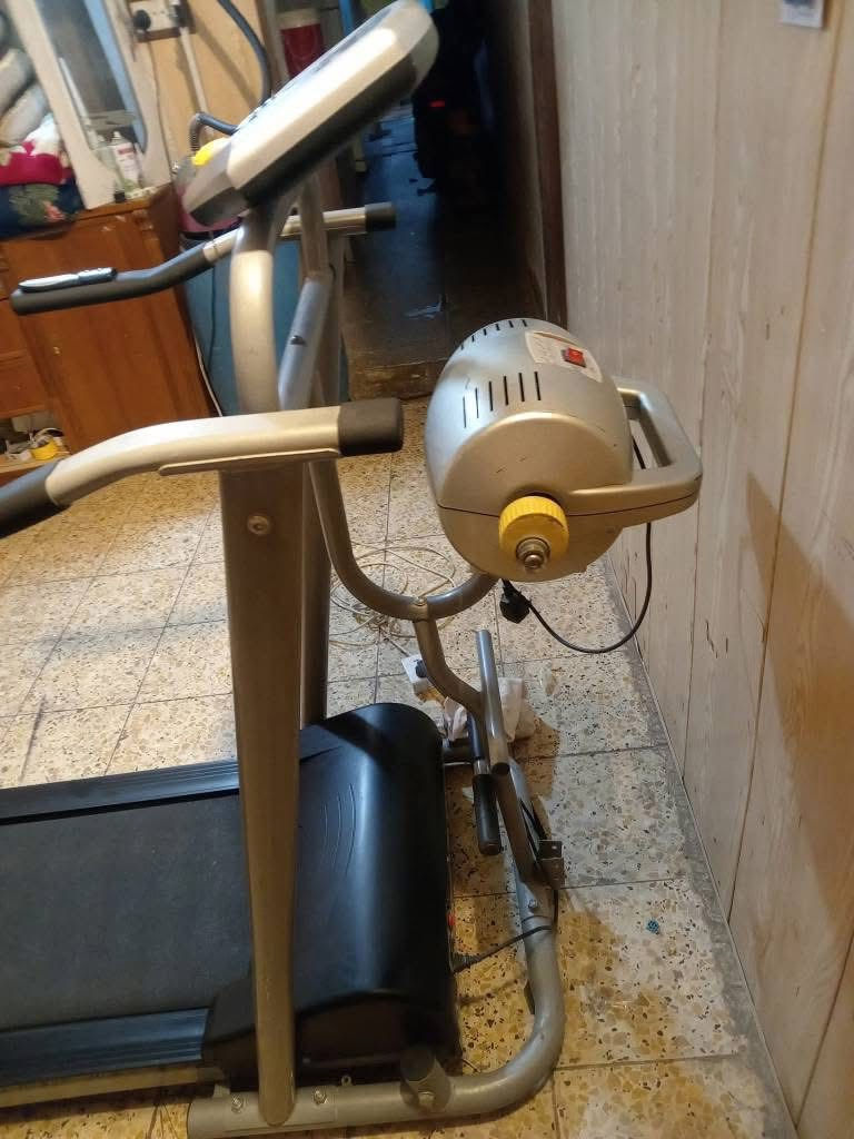 السلام عليكم جهاز جري ستعمال قليل يحتوي على جهاز تكسير الشحوم وحساس نبضات القلب يتحمل وزن ١٣٠ كيلو حقيقي السعر ١٨٠ يوجد توصيل العنوان بغداد حي اور*********** واتساب
