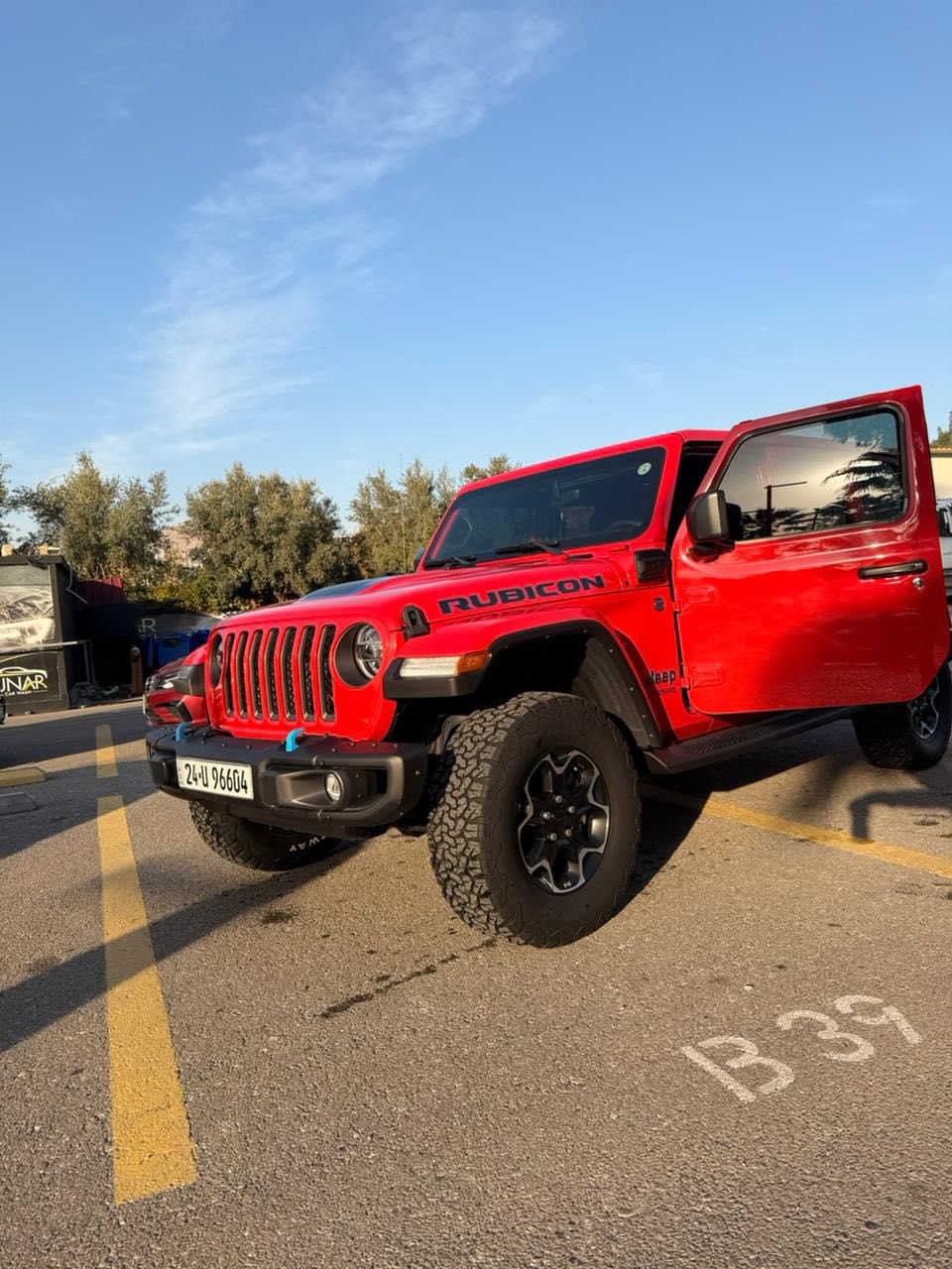 #سعر_جدا_مناسب
جيب رانجلر روبيكون2021  
4Xe
وارد  كندى كفالة عامة  
المسافة المقطوعة:51 mile
مواصفات: روبيكون
محرك 4 سلندر وكهربايي
دفع رباعي 4×4
ليد امامي نهاري 
ليد خلفي 
إشارات في المرايا
حساس خلفي
سقف قابله للفتح ليصبح كشف
ابواب قابله للفتح
مخزن بانزين صغير في الصندوق
قطعة خارجية لوضع الحموله عليها
حبل اصلي للسحب
قطع لوضعها عند (التغريز)
ويلكب 
بصمة 
تحكم ستيرن
شاشة 
كاميرا 
4 جامات النزول Auto
كراسي جلد 
نظام مساعدة على نزول المنحدرات
نظام مانع انزلاق 
نظام SWAY BAR
قطعة تبريد خلفية 
مداخل USB و Type-C في الامام و الخلف 
واللسعر  علق برقم ٤ ياتيك مباشر
مرقم دهوك باسمي  
العنوان دهوك
***********
