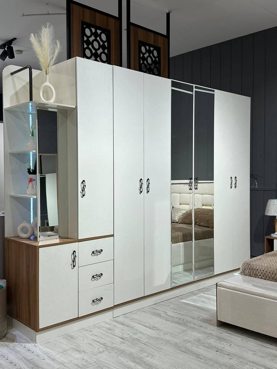 *تم وصول موديل مارسيليا*
*12 قطعه*
*الابواب 6 نرمادات (هايدرولك) هتج الماني 🇩🇪*
*قياس الكنتور 3,30*
*ارتفاع الكنتور 2,40*
*عمق الكنتور 60*
*شازلون مخزن + ثلاث قطع متفرقه (يصلح ان يكون سيت استراحه)*
*انارة بالكنتور*
*اناره بالميزتواليت*
*سكك مراحل تلسكوب*
*ميز تواليت عرض1,40 رتفاع 1,90*
*سرير مخزن جك هايدروليك والثكنس 6mm*
*جميع قياسات الغرفه  عملاقة*

العنوان تكريت شارع الزهور مقابل شركه الهمام معرض السند
***********
***********
