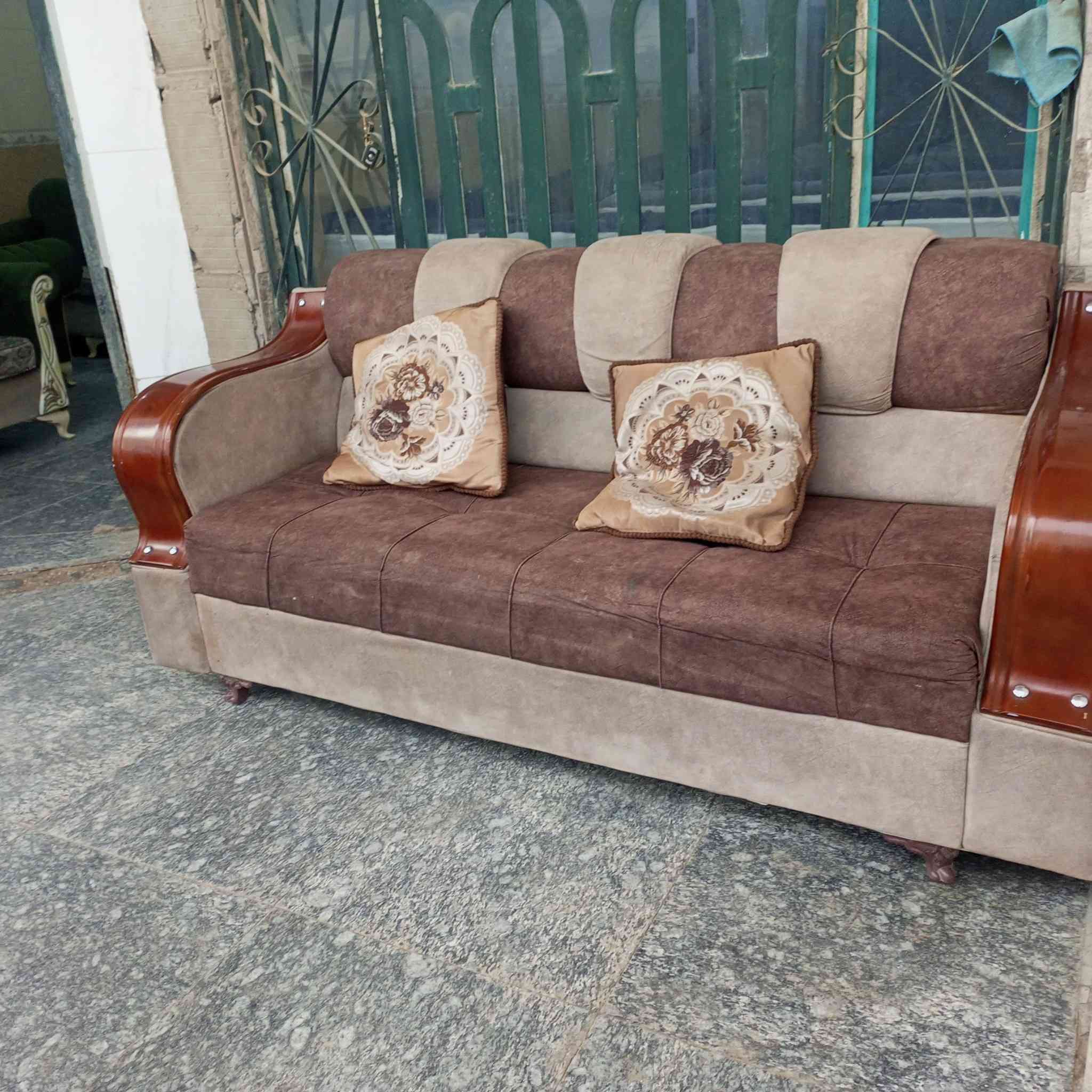 تخم مستعمل نظيف ٨  نفر السعر ١٢٥ ألف بابل الحمزه الغربي حي الدولار قرب عماره دكتور ناجي أتصال ***********
