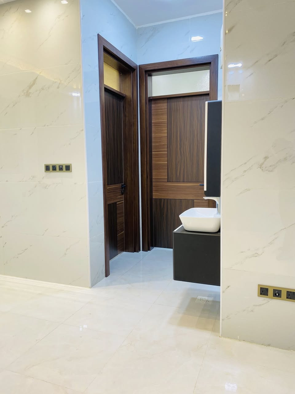 ،،بسم الله الرحمن الرحيم ،،
              🪬.         
مشتمل مربع على شارع 15 
(بجانب الركن )
منطقة الخاجية خلف أفران العراق 
المساحة  100 متر
10*10
المنطقة فول خدمات 
ماء مجاري كهرباء التبليط حاليا جاي يشتغلون بي 

طابقين 
الطابق الأول غرفة نوم مطبخ حار بارد صالة كبيرة 
 استقبال 
منور داخلي صحيات داخلية وخارجية
الطابق الثاني غرفتين نوم
صالة 
و صحيات 
جميع بورسلين جدران البيت اللواح 60*120 نوع هندي
بايات الدرج مرمر 3سم
محجر المنيوم زجاج مقسى 
 المشتملات مؤسسة سبالت 
كاميرات 📷 
إنترنت 🛜 
الإسلاك الكهربائية نوع فنار السعودي ومواد الماء التركي نوع بلسا والمجاري ألماني 
  شغل درجة اولى بمعنى الكلمة مواد الماء والمجاري والكهرباء درجة اولى مع الضمان
أبواب خارجية قاصة تركي 
ابواب داخلية تركي ارتفاع 240سم 
 شبابيك ألمنيوم سلايت جام 10ملم 

الواجهه لبخ وسقل باستخدام اصباغ الجوتن العالمية ضد الرطوبة ضد التعفن الألوان ثابتة مع التطعيم بالفوم التركي 
 للاستفسار 
***********
***********
مكتب الحر للعقار 
الخاجية قرب أفران العراق
