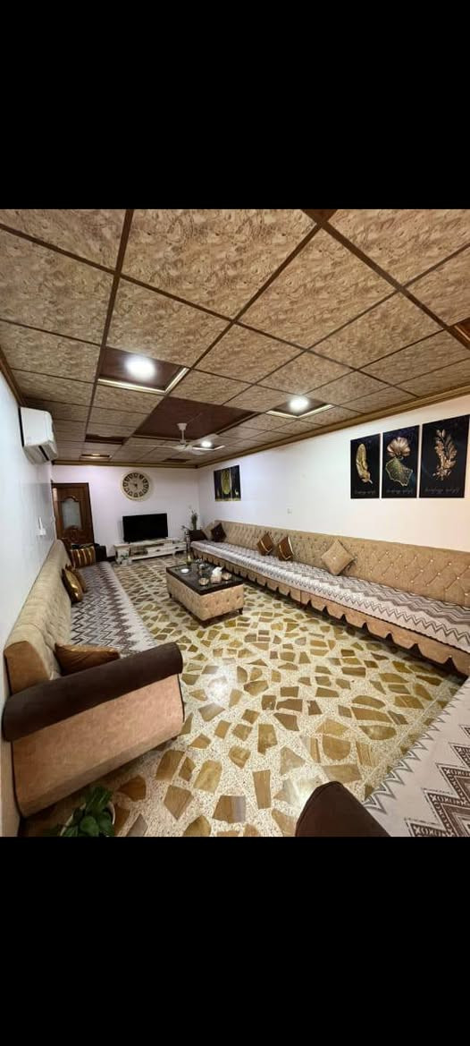 ⸻

🏡 للبيع بيت سكني طابقين – الموصل / حي الزهراء 🏡

📍 الموقع: الموصل – الجانب الأيسر – حي الزهراء، المدخل الثاني، المربع الذي قبل جامع حبيبنا المصطفى على اليسار
📐 المساحة: 200 متر
🚪 الواجهة: شمال غربي (جهة الغروب تقريبًا)
🛣️ الشارع: تبليط جديد قبل يومين،
 والمنطقة قيد تطوير حاليًا
، تم إزالة بيوت التجاوز في رأس الفرع
 لبناء مدارس

🏠 مواصفات العقار:
 • طابقين
 .  ٦ غرف نوم ثنين منهم كلش كبار
 •  غرفة استقبال كبيره
 • مطبخ
 • 2 حمام
 • كراج داخلي
 • سطح
 • بيتونة بحجم غرفة نوم+طابق ثاني بناء حديث +كاشي حديث+تم تحديث على الطابق الاول
📄 الطابو: سند رسمي صرف
💡💧 الخدمات: ماء، كهرباء، مجاري متوفرة بالكامل
💰 السعر: 675,000 دينار للمتر (إجمالي السعر: 135 مليون دينار عراقي) – قابل للتفاوض للجادين

📞 للاستفسار والتواصل:
 *********** /  ***********
