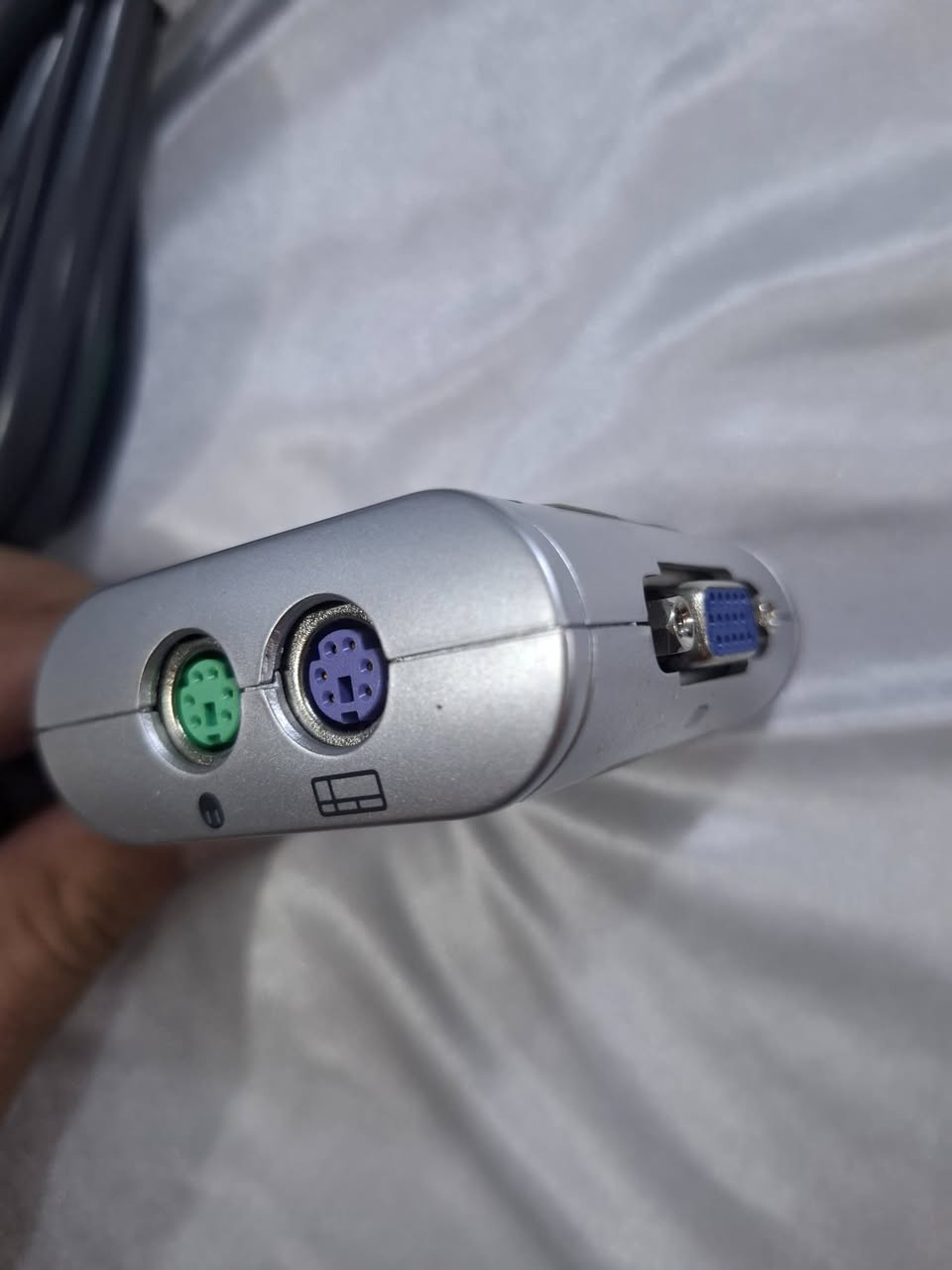 كيبل ربط حاسبتين على شاشة وحدة VGA
محول من نوع KVM (لوحة مفاتيح، فيديو، ماوس) ذو منفذين، ويسمح بالتحكم في جهازي كمبيوتر باستخدام شاشة واحدة ولوحة مفاتيح وماوس واحد.
يعمل هذا المحول عادةً دون الحاجة إلى مصدر طاقة خارجي، حيث يستمد الطاقة من أجهزة الكمبيوتر المتصلة.
يستخدم موصلات من نوع VGA للفيديو وموصلات PS/2 للوحة المفاتيح والماوس، وهو مصمم لتوفير مساحة المكتب.
معرف قناة التيلكرام anaspr84@
السعر 15 الف بدون اجور التوصيل
مكاني بغداد البياع حي الرسالة
يوجد توصيل لكافة المحافظات بغداد, العراق


**إذا كنت صاحب هذا الإعلان وتريد حذفه لأي سبب، رجاءا أرسل رسالة إلى الدعم الفني**