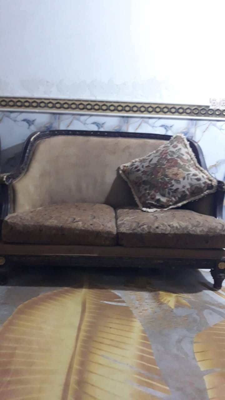 بلااااااااااااااش 
بوفيه صاج داخل وخارج تسكام ثقيل متر وربع ب 125 ألف + طخم قنفات يحمل 7 نفرات خشب ثقيل مع كوشات ب 75 ألف *********** العمارة حي العسكري نهاية سايدين حي الفنانين
