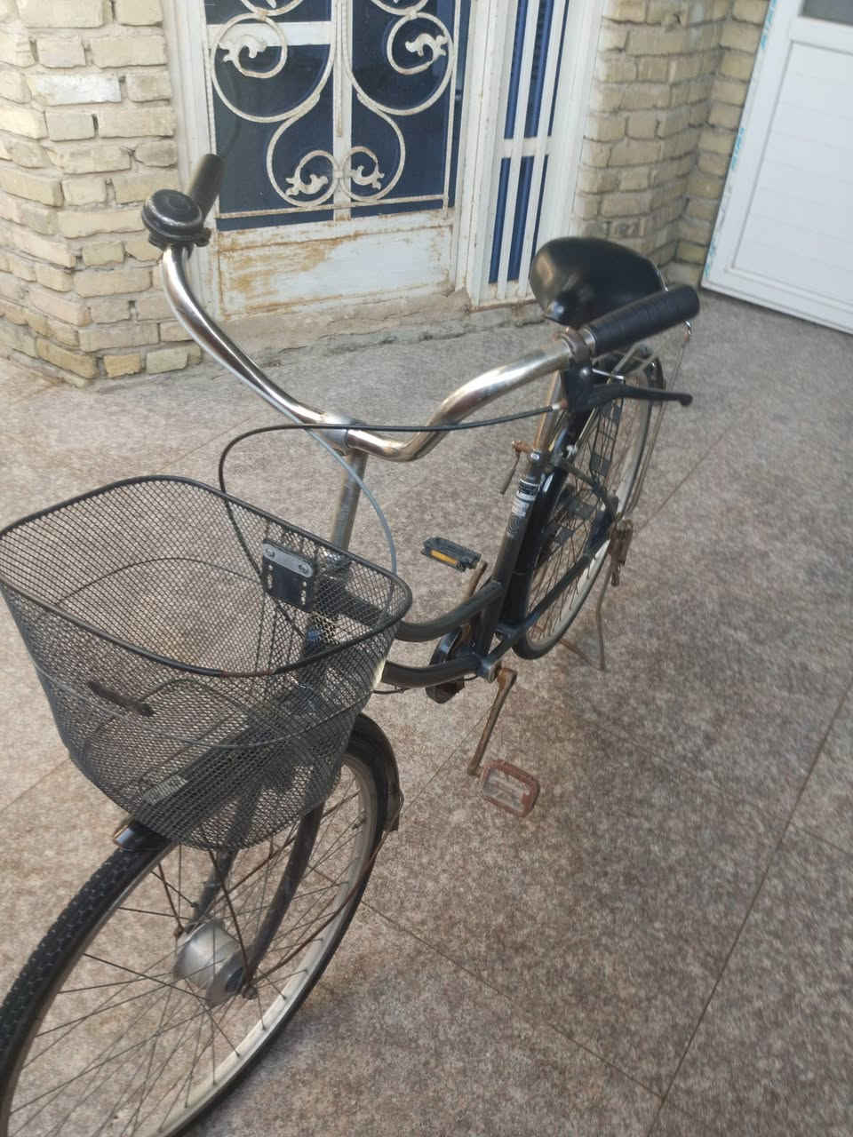 سلام عليكم بايسكل للبيع ياباني حجم 26 ويل حساس لايت حساس اصلي بلادي شغال وقوي بايسكل كامل وما بي اي مشكله لون مميز رصاصي غامق سعر 110 وبي مجال للتواصل واتساب ***********
