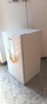 ثلاجه نظيفه كلش شرط التجميد للبيع ب ٧٥ الف للتواصل 07822934498