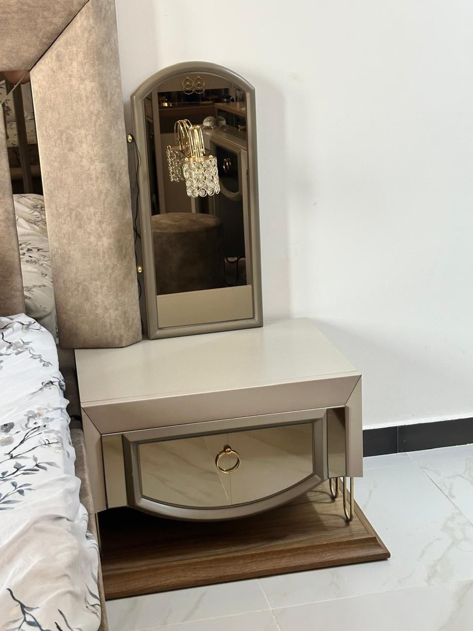 غرفة نوم تركية من سبع قطع (سرير نفرين ويه دوشگ طبي وبي مكان تخزين جواه، كنتور ست بيبان، جرارات، ميز تواليت، مرايا بجرار، و كوميدي x2)
جديدة وسعرها معروف ماخذها بمليونين ونص 
السعر  1،100،000 
يعني مليون و100 الف نزلت سعرها 
المكان حي العدل 
للتواصل ***********
