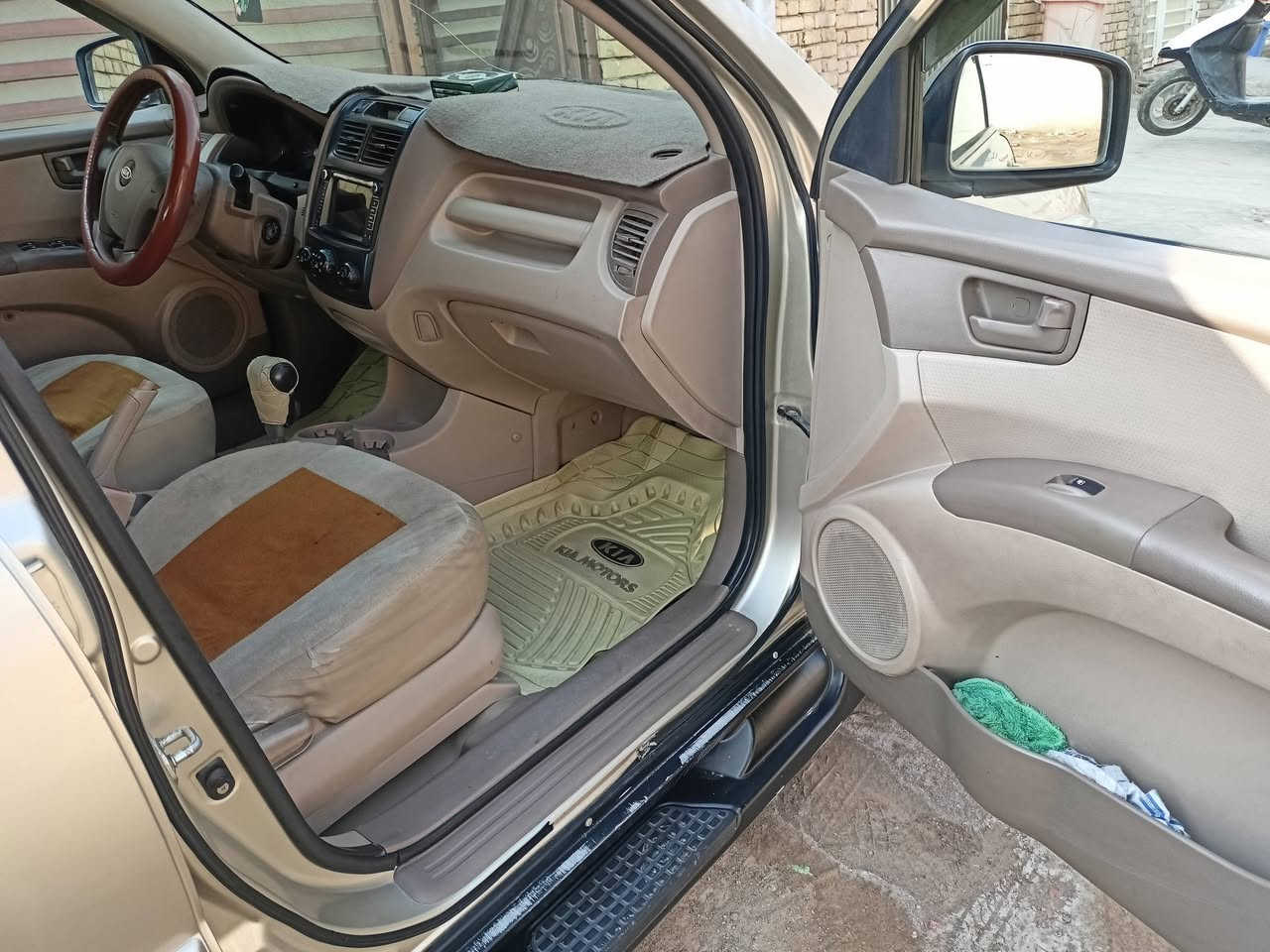 سبورتج ٢٠٠٩ خليجي محرك ٢٠٠٠ دوش لون ذهبي رقم بغداد الماني دواخلها بيجي  السيارة بيها  جراد  (( تبريد تدفئة سنتر شغال شاشة وكامرة خلفية   لايت زنون شمسي  بوجكترات شغالة)) كير محرك كفالة  بدون نواقص باسمي تحويل ثاني يوم بيها باب السائق مصبوغة بسبب طعجة مع التكمة الفوق باب السائق والتكمة المقابيلها النازلة من القمارة البنيد فصار بيهن معجون قليل فقط وصبغ  @@ وتم رش صفحة السائق بالكامل مع البنيد ((بدون حادث نؤكد بدون حادث ))كما موضح بالسونار مكانها مركز مدينة الكوت السعر ١٠٥$ وبيها مجال بسيط للاستفسار
***********
