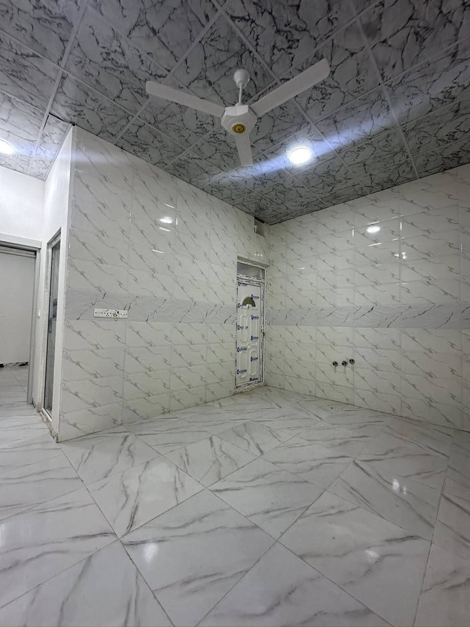 تون صفر للايجار  ( الديوم التوحيد )
مساحة 100 متر  كل واحد 
3 غرف نوم+ هول + ستقبال  + مطبخ  
قريب من السواق + قرب من المدارس  
؛ الاستفسار  اتصال ع 
***********
