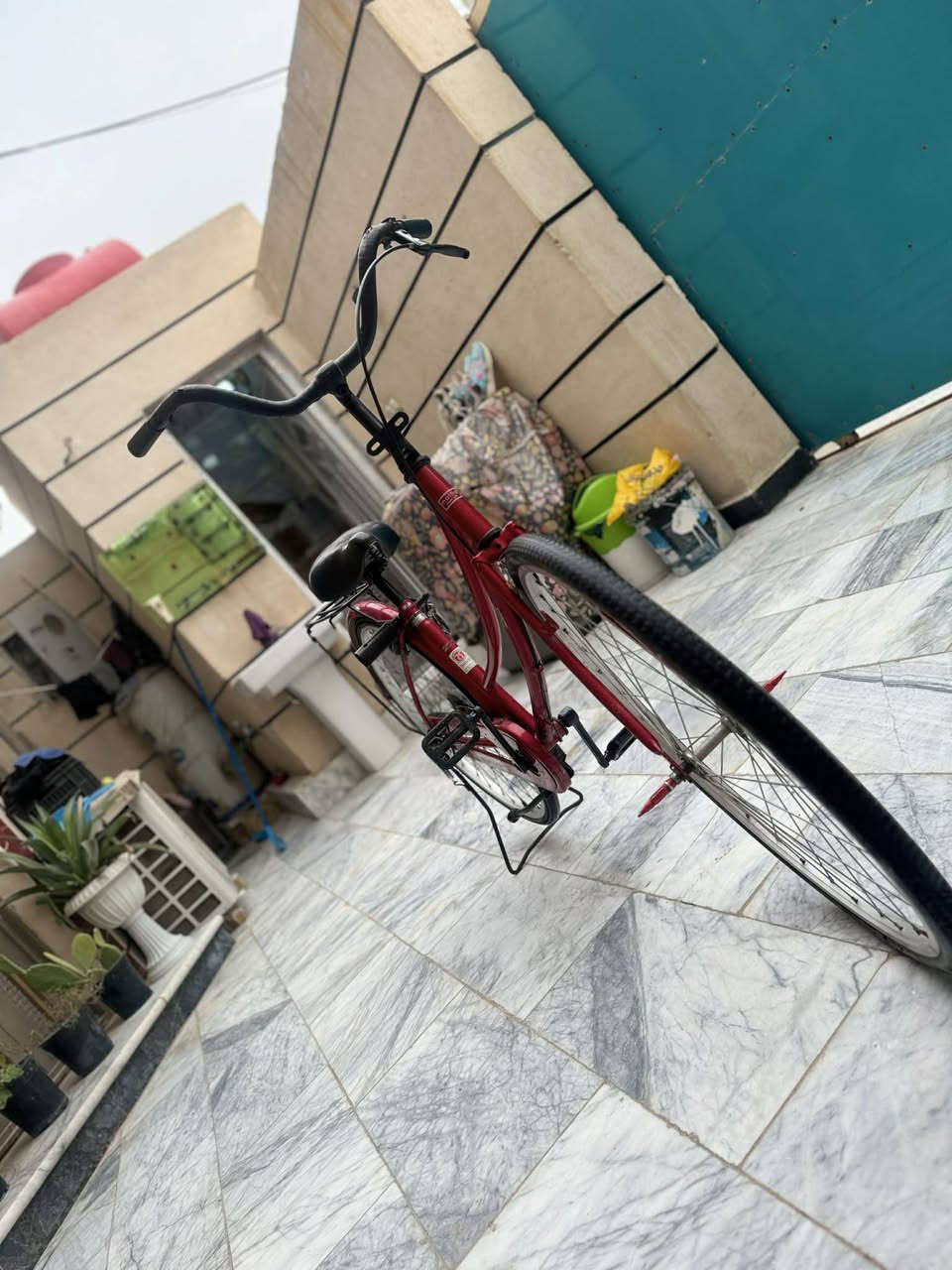 يالله سلام عليكم بايسكل ياباني البيع جديد ماروني نضيف البريكات شغاله تيرات نضيفه متروس ختومات مديل 2018 حجم 26 شغلاته موجوده البيسكل امطلعه حاويه الاستفسار على هاذه الرقم ***********
