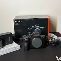 Sony A7RIV کامێراکە لە %99 خاوێنە  خۆم بە تازەی کریومە کارتۆن کامل عەش...
