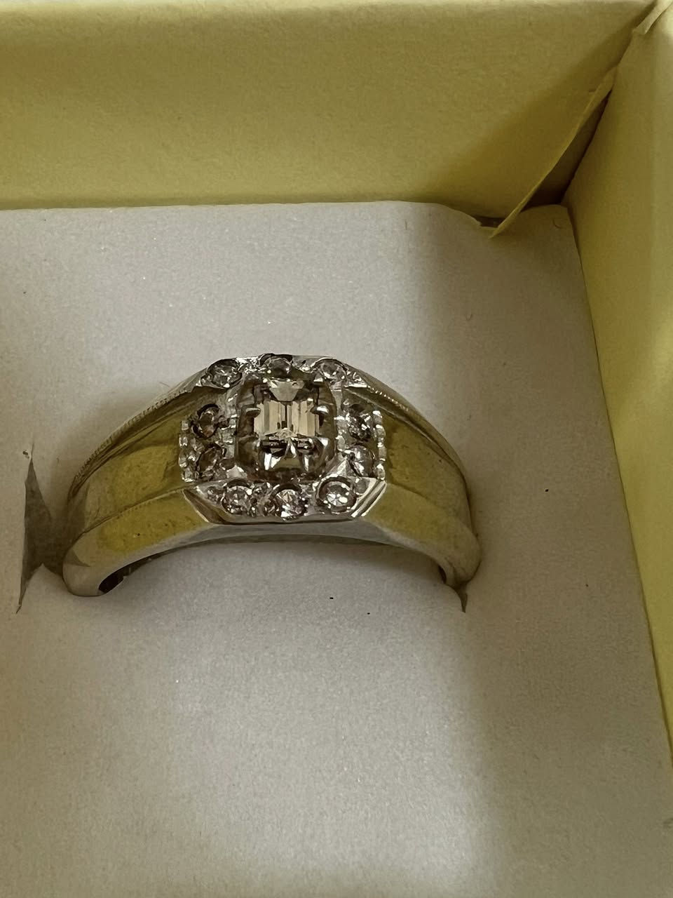 ماسة  بيور بلجيكي طبيعي
خاتم الماس بلجيكي قطع دائري   بيور صافي من الشوائب وغير معالج لا زيوت ولا حرارة ولا لون حر طبيعي 

مع شهادة المنشأ العالمية تكدر تقره الباركود وتتأكد من المعلومات مرصع 10 ماسات من الجوانب والكبيرة بالنص 

***********
