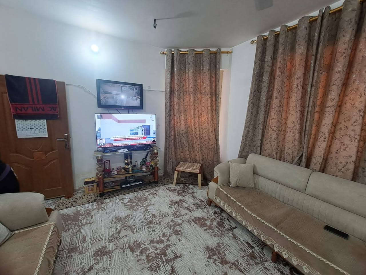 سلام عليكم بيت مساحه ١٠٠ واجهة ١٠ النزال ١٠ منطقة سويب زراعي كاع حجي عماد يحتوي على غرفتين نوم وصاله و خدمات السعر ٦٣ وبي مجال اتصال على أرقام اسيا *********** اثير ***********
