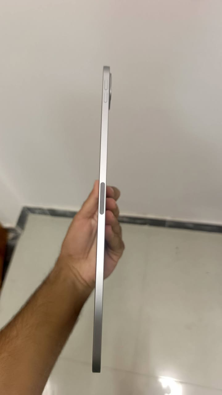 ايباد 11 برو الجيل الرابع M2
حجم 11 انج
ذاكرة 256
بطارية 87 عدد دورات الشحن بال 900
نظافة 99 بالمية ما بي اي شخط 
بدون كارتونه وياه الشاحنة مال كارتونته 
اي تصليح ما داخل برغي ما مفتوح وياه الكفر والقلم
رقمي *********** اتصال + واتس 
مكاني الكوت
