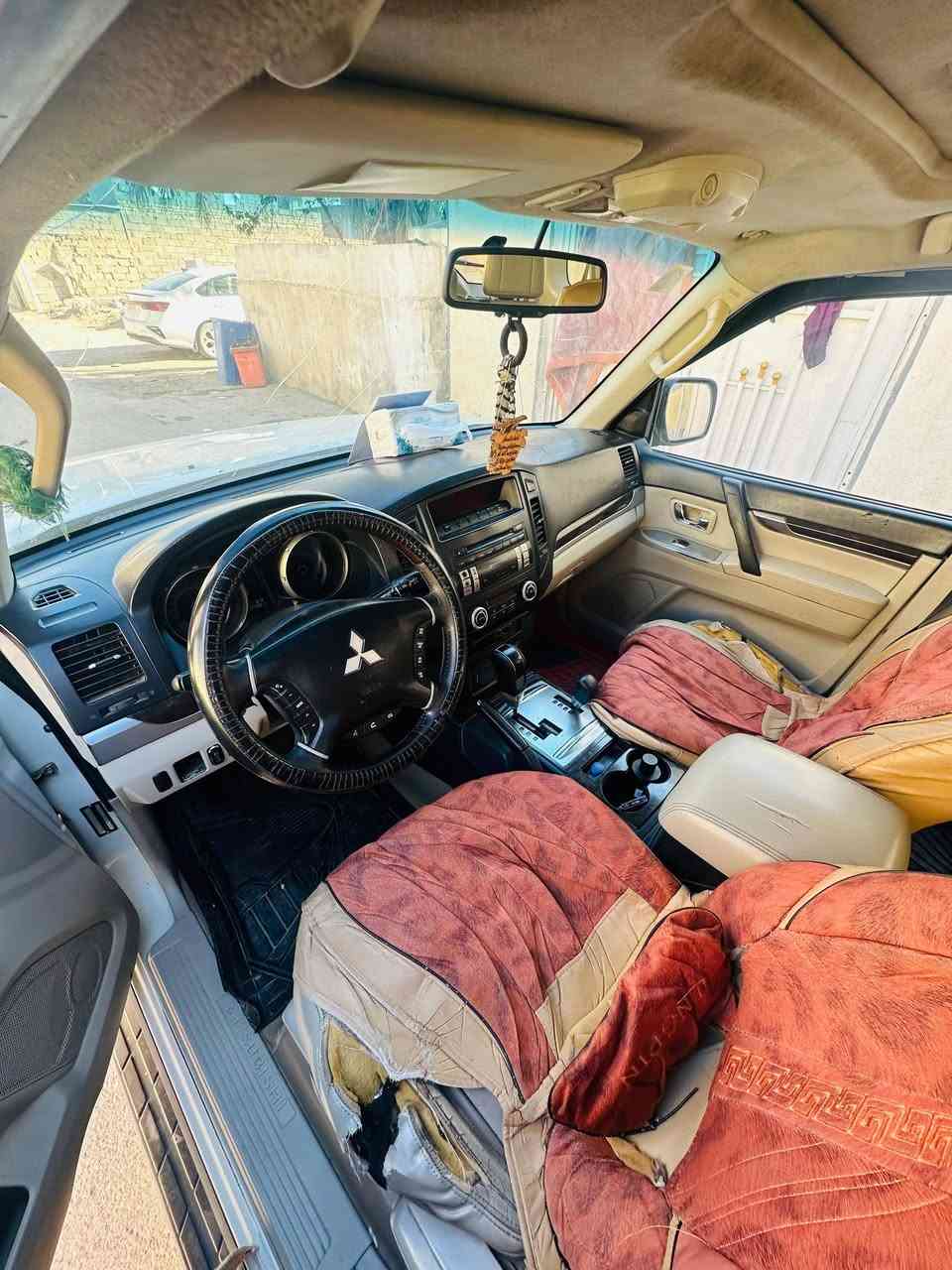 باجيرو .حنتور  2010
كامل موصفات 
ثلاجه 
مري شفط 
فتحه 
دمام 
حساسات 
تحكم ستيرن 
كشنات كهربائي 
ثلاث قطع تبريد 
محرك 6 فور ويل 
الصدر نص عمر
بيها لاستيك ولف 
رقم بغداد ب اسمي 
السعر 135 وبيها مجال قليل للشراي الاستفسار ***********
