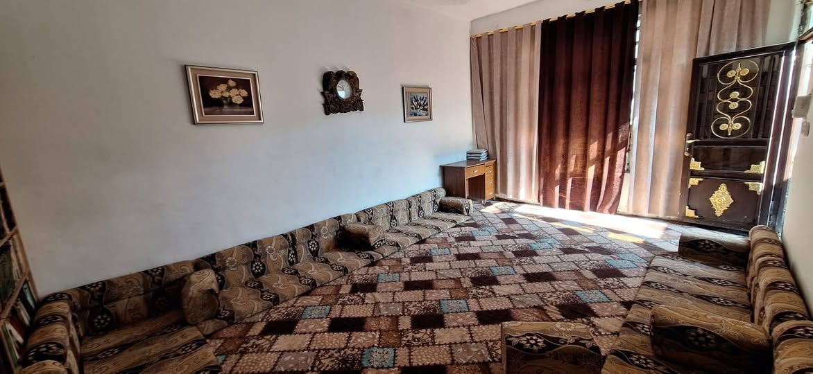 البيت في شارع عشرين الفرع الثالث فرع الزهراء عليها السلام يسمونه الشارع العريض.
المساحة ١٢٠ متر
استقبال وصالة وغرفة نوم وصحيات داخلية وخارجية وبيتونة وسطح

كاشي سقوف ثانوية سيراميك والسطح فرشي.

السعر ٥٣
مراجعة مكتب الخزعلي للعقار ***********
