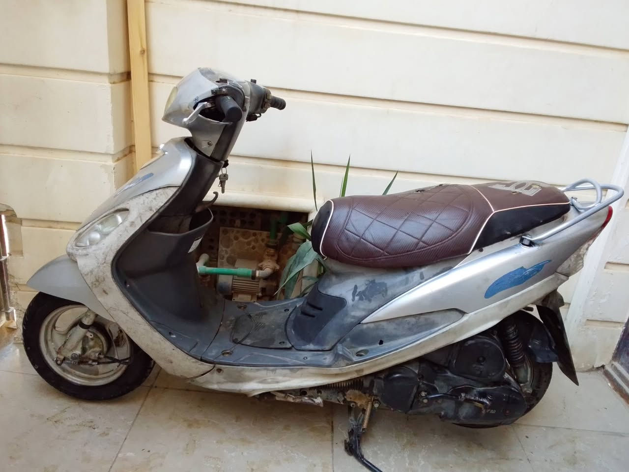 ماكس منغولي موديل 2008 بوشه 49 مفتوحه كهربائيات كلها شغاله اشاير هورن سكن لايت عداد بك لايت نگره سلف بكل وقت شلعه حلوه محرك ناعم  السعر 450 وبيها مجال قليل العنوان كربلاء شارع احمد الوائلي خاص موجود او تصل ع رقم
***********
