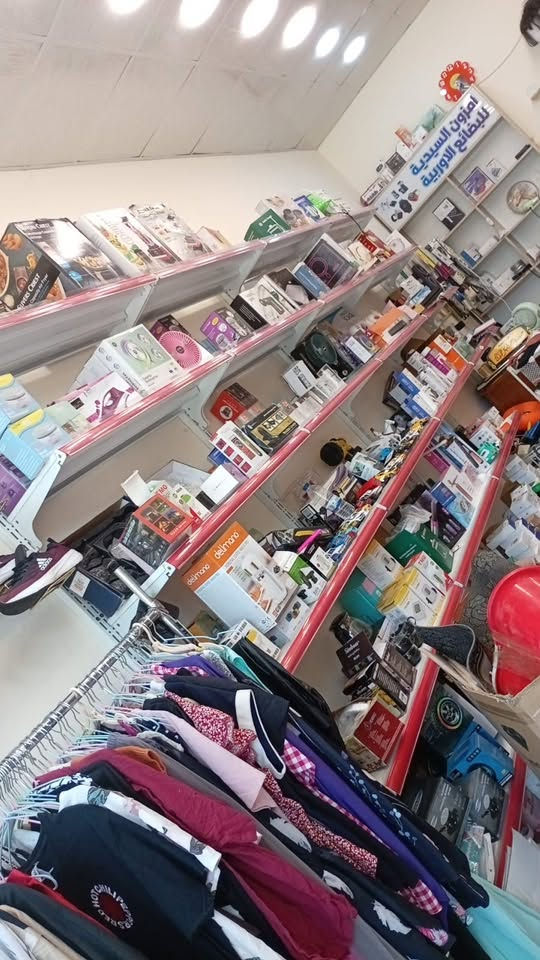 سلام عليكم 
رفوف للبيع 
8 امتار كل متر يحتوي على 6 رفوف 
وفاترينات 2 ام لد 
و24 قطعة ستاند حذاء 
وستاند ملابس 2 
العنوان السيدية 
***********

