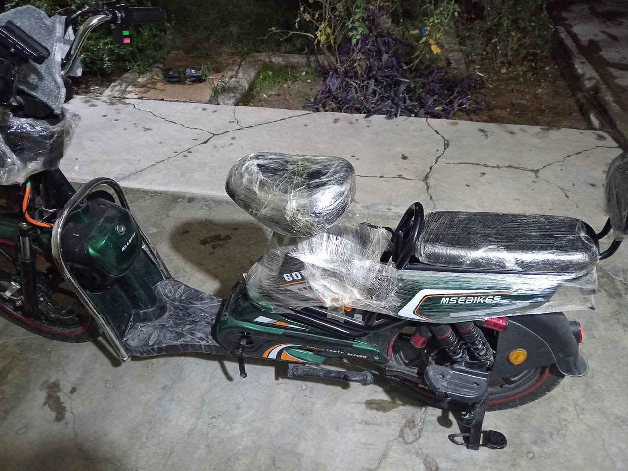 دراجة شحن نضيف صار شهر من مشتري اي عيب ما بي كلشي شغال اي شي عطل ما بي اشارت يستغل لايت كامل شغال عطل واحد يرجع سعره 450 وبي مجال للتواصل واتساب ***********
