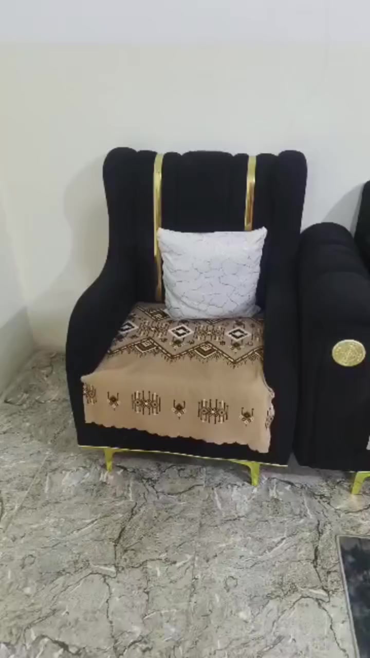 للبيع غرفة تفصيل خشب عراقي وقماش درجة اولى 
مكونة من ثلاثية عدد ٢ وكرسيين
سعر ٦٠٠ الف وبيها مجال للمعتمد 
جديدة مستعملة شهر واحد فقط
للتواصل على الرقم ***********
نقطة لنرفع البوست جزاكم الله خيرا
مكان التواجد شهربان ...
