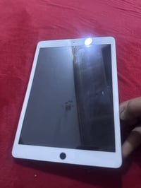 آيباد ٨ • ١٢٨ • قفل