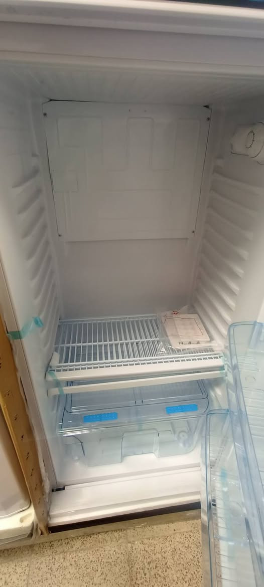 سلام عليكم للبيع ثلاجه ٢٠قدم جديده ممستخدمه ابد يعني بعدها بكارت الضمان بس بيها هذن الطعجات سعر ٣٨٠ الف مكاني بغداد الكراده رقمي *********** ما متواجد ع الفيس فقط واتساب
