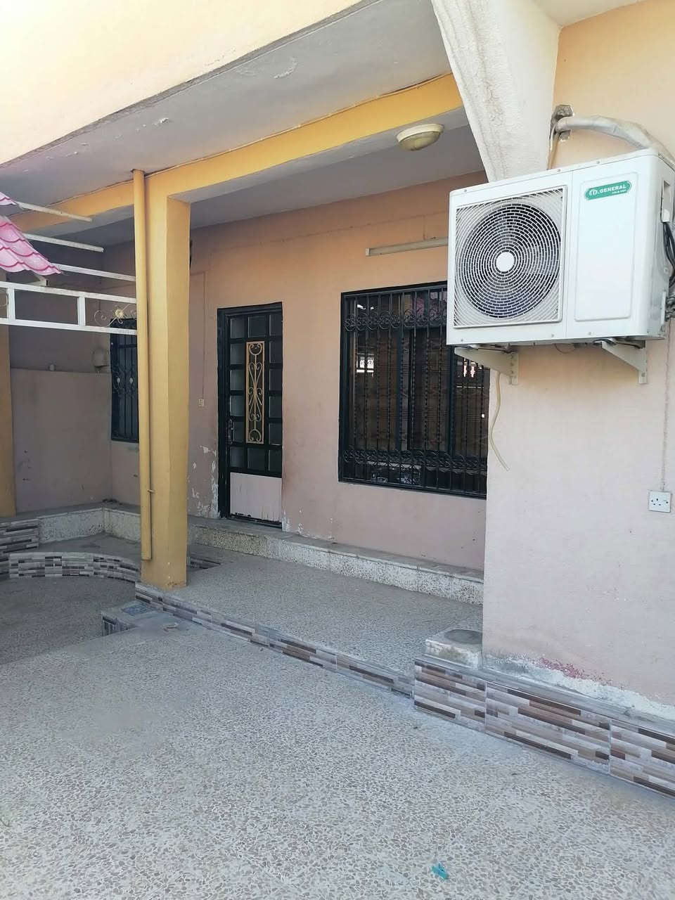 الدار للبيع مساحة 220 متر في حي المغرب طابقين كاشي وسيراميك وسقوف ثانويه غرفتين نوم وهول ومطبخ وصحيات واستقبال وكراج سيارة في الطابق الأرضي وغرفتين نوم وهول ومشتملات في الطابق الثاني للتواصل على الأرقام *********** ***********
