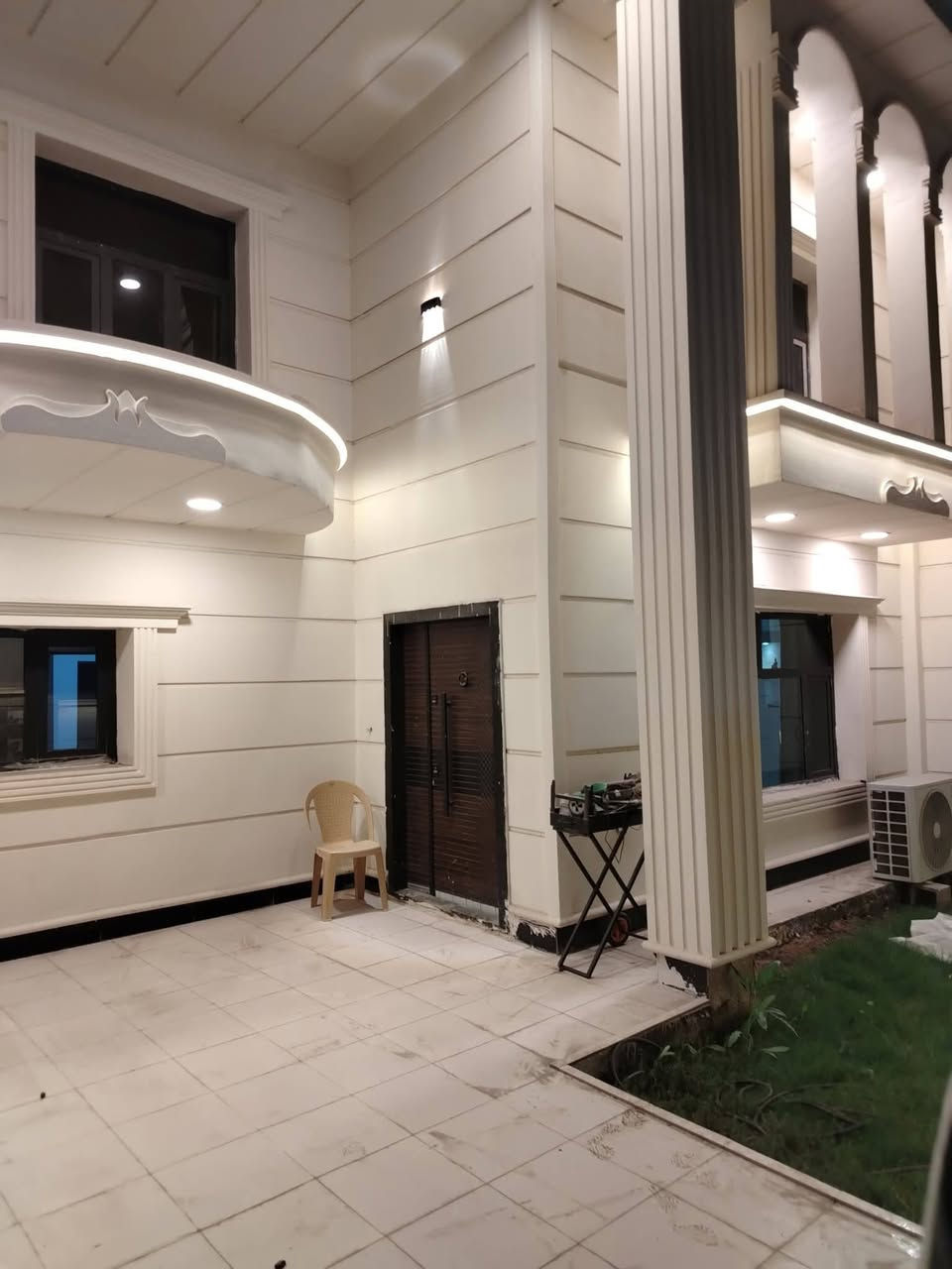 السلام عليكم يوجد لدينا دار للبيع مساحه 200 متر واجهه 10 ونزال 20يحتوي  على 4غرف نوم +ستقبال +مطبخ +حمامات عدد 2 ألبيت بناء طابوق عرض الشارع 15متر خدمات ماء مجاري وكهرباء نوع الملك طابو صرف فتح بيان ابسم المشتري  ابطابو الدوره   العنوان بغداد الدوره حي اسيا الحافات قرب السريع الجديد  من جهة. حي دجله الاستفسار اتصل على هاتف *********** /***********
