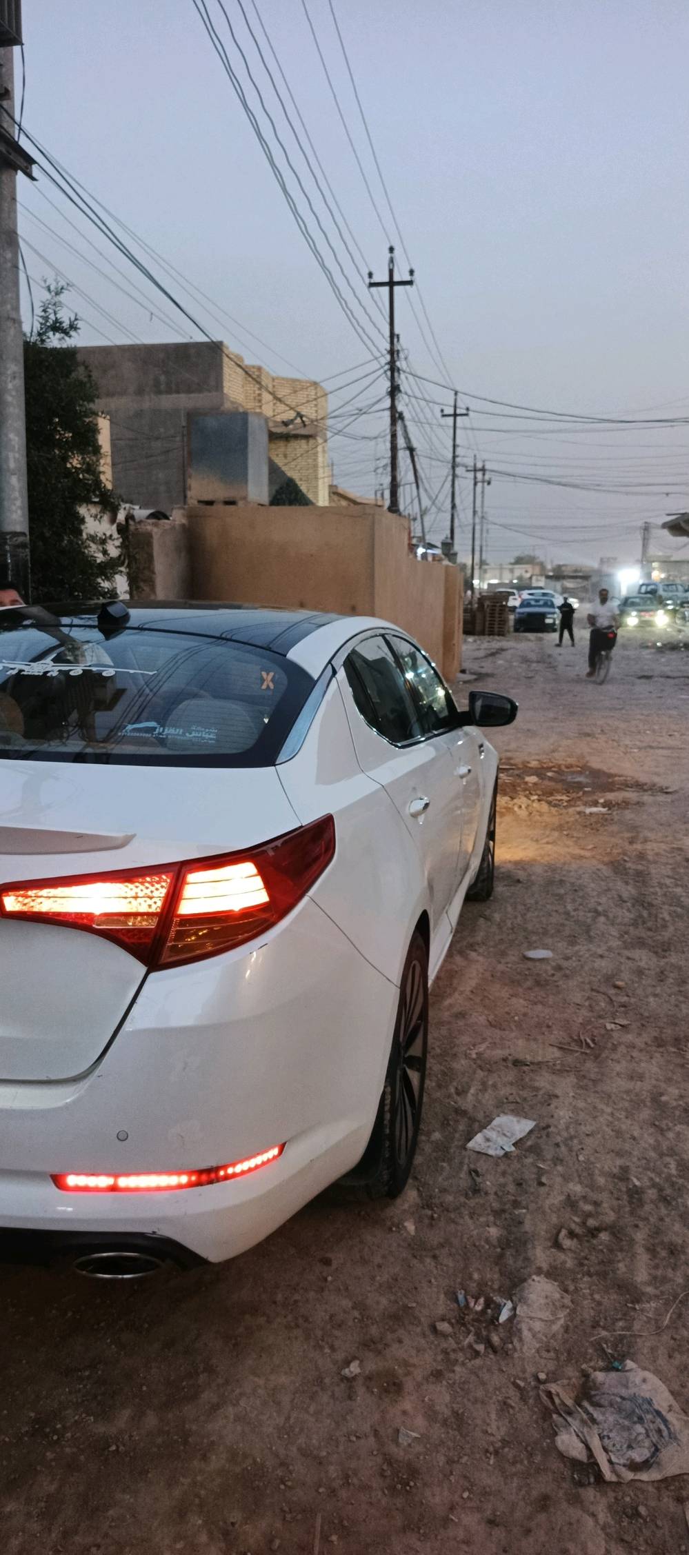 سيارتي كيا أوبتيما سبورت لاين، شكلها نظيف ومرتبة من داخل وخارج، اللون أبيض والداخلية بيج مع لمسات حمر، وشاشة وسطية وتنجيد مرتب. السيارة تبين محافظة ومجهزة بشكل حلو، ومناسبة للي يدور أوبتيما ستايل رياضي ونظيف.