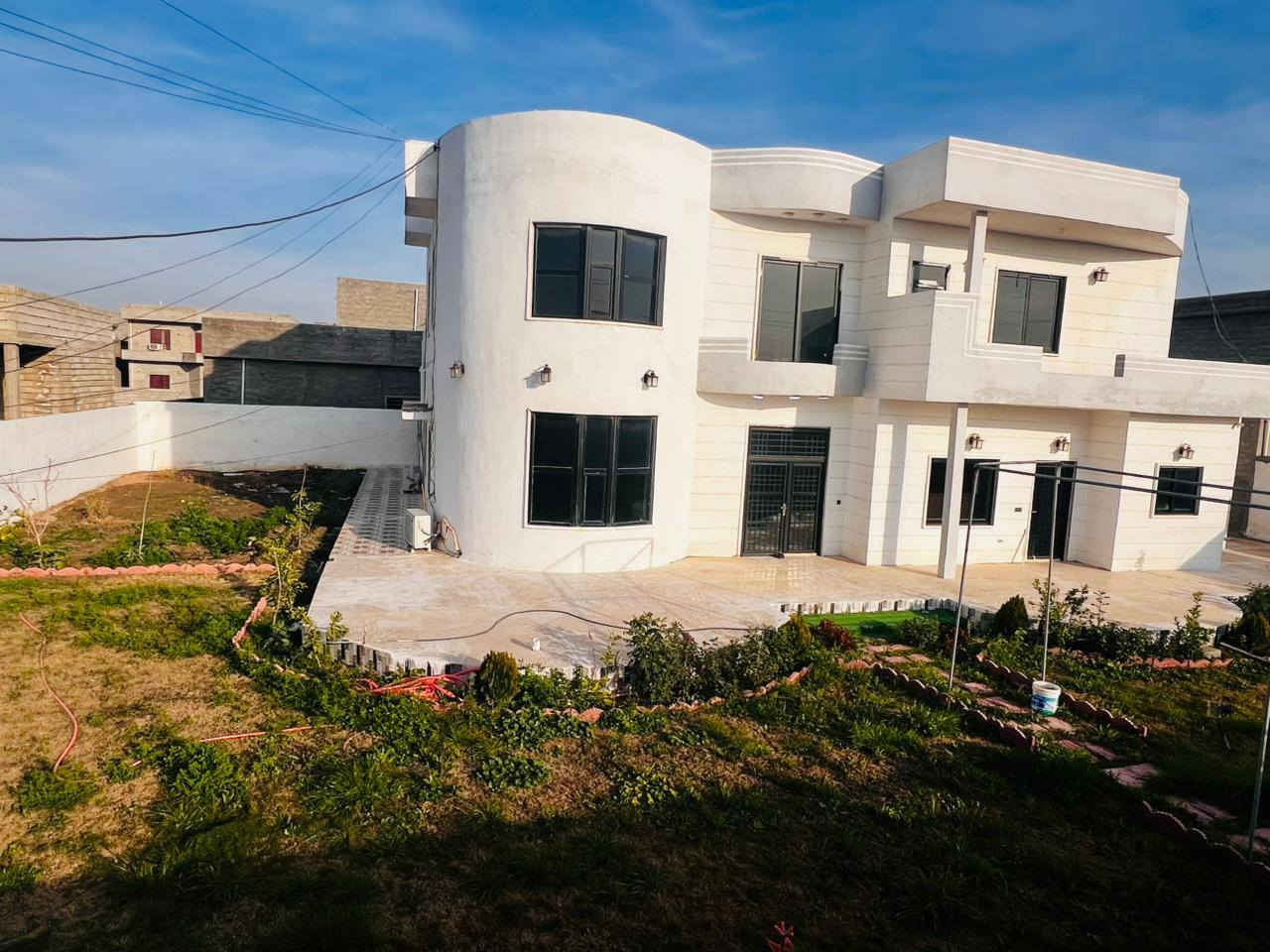 السلام عليكم بيت للبيع المساحه 1000 متر بيت طابقين سقوف +سيراميك 6غرف +ربعه11 متر +مطبخ+صاله صحيات داخليه وخارجية المكان العلم قرب روتانا الاستفسار ***********//***********
