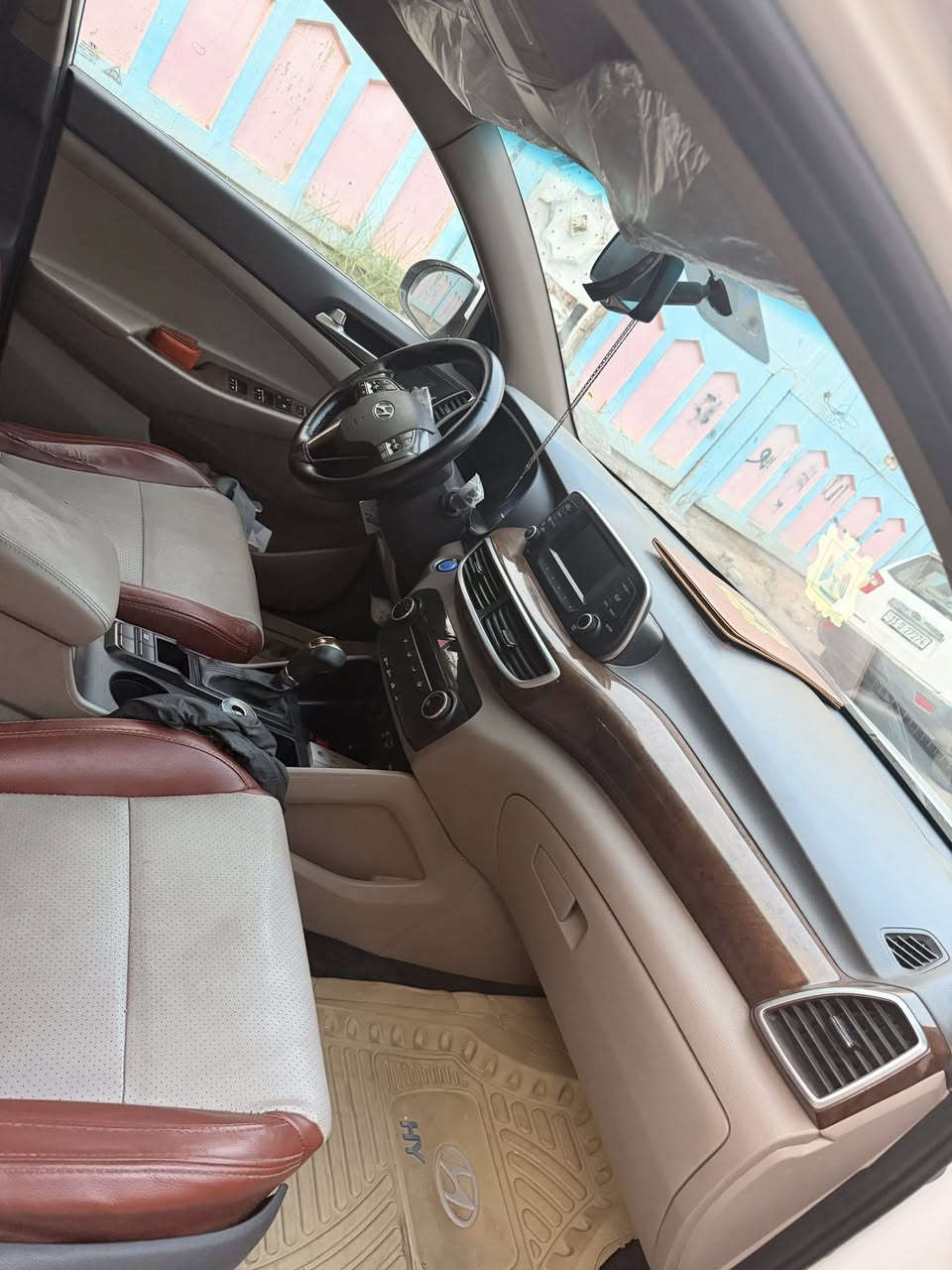 هونداي توسان 2019 خليجي
عداد 81 الف حقيقي 
محرك 4 سلندر دوش
داخل جلد
تحكم ستيرن
حساسات
بصمة تشغيل ابواب
شاشة اصلي 
اشاير بالمري 
مري شفط وترحيب عند الاقتراب 
كامره خلفيه
مقاعد 2 كهربا
داخل صاج اصلي 
يدات نيكل اصلي 
ويل كب 19 
5 عدسات
3 انظمة قيادة
دبل لد امامي ولد خلفي 
كشافات زينون
دبل ايرباك
انارة ترحيب
انارة يدات
السعر 200$
***********
