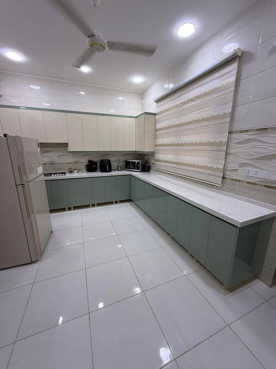 🏠 / دار للبيع المساحة ٢٠٠  م طابو صرف 

                     واجهه ١٠ م / نزال ٢٠  م

🧱 بناء حديث درجة اولى مودرن ( بأشراف مهندسين )

           ( علماً ان الدار مطلوب ٦٠ لصندوق الاسكان ) 

الطابق الاول / مطبخ حار بارد. أستقبال  . هول .غرفتين نوم . مجمع  صحيات  . كراج كبير . 

الطابق الثاني / اربع غرف نوم نظام سويت . هول . مجمع صحيات 

🌏 الموقع / شارع الكابينات ( حي الامام )قريب جداً من شارع ٨٠
           
       خلف عيادة ماربل لطب الاسنان  

            ( ٣٠ م يبعد عن شارع ٨٠ )
               (  يقع أمام ساحة) 
#لمعرفة_السعر  (((مراسلة الصفحة )))

 للأستفسار أكثر مراجعة مكتب 

#بشار_للعقار_والمقاولات بداية شارع الحسينية من جهة شارع ٦٠ او الاتصال 

***********      ***********
