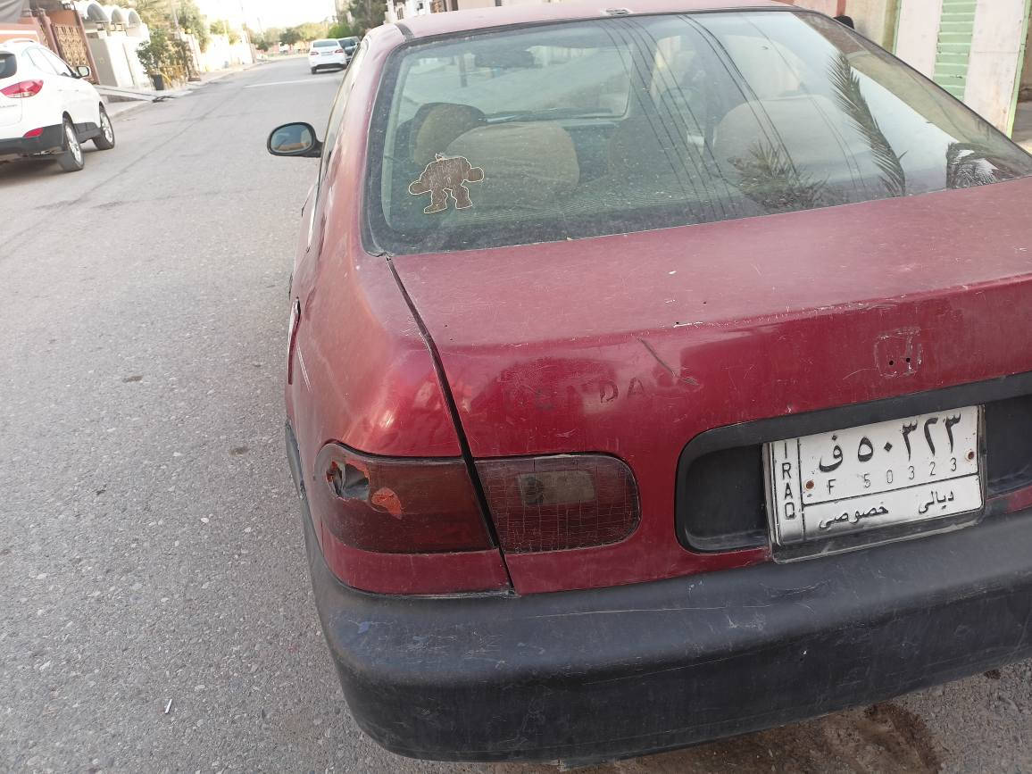 سلاو هاوريان ئه م سياره هونداى سفيك يابانى  موديل 1993 بو فروشتن گيرو مه كينه ى به شه رت سياره يكى زور كه م مه سروفه سه نه وى ئه سلى سه وزى كارتونى له گه له به شه رت ئه وه ليات مالى كه س نه بيت خاوه ن سه نه ويشى هه يه  هه ر نيزيك كفريه به لام من به دواى نه چومه هه ركه سى ويستى ئه توانى له خاوه ن سه نه وى وكاله بكات بو خوى به لام من به م شيوه ئه يفروشم  سعرى 15 گلا شوين كفرى گورينه وه ش ئه كه م گه ر شتى به دلم بيت  ژماره تلفون *********** كيفري, ديالى
