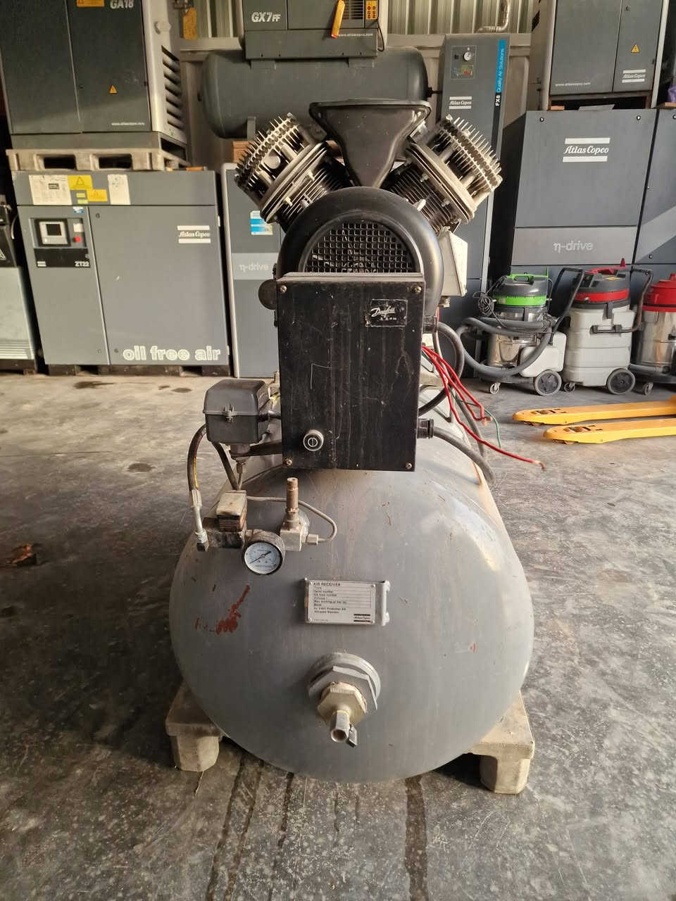 السلام عليكم 
 يوجد لدينا كمبريسر ال ١١  LE11 من شركة أطلس 
صناعة اوروبيه 🇪🇺
15 حصان
510 لتر

العنوان النجف الاشرف 
البوحداري عمود ٤٠
WhatsApp ***********
