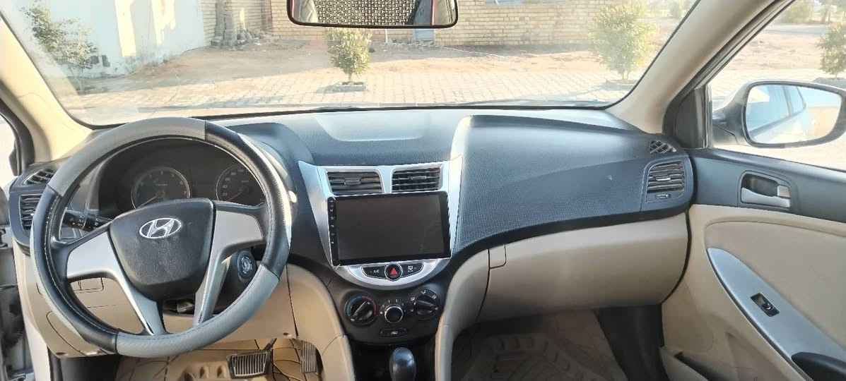 اكسنت مديل 17  بيها فقط باب مبدل
السعر ٩٥ وبيها مجال
***********
