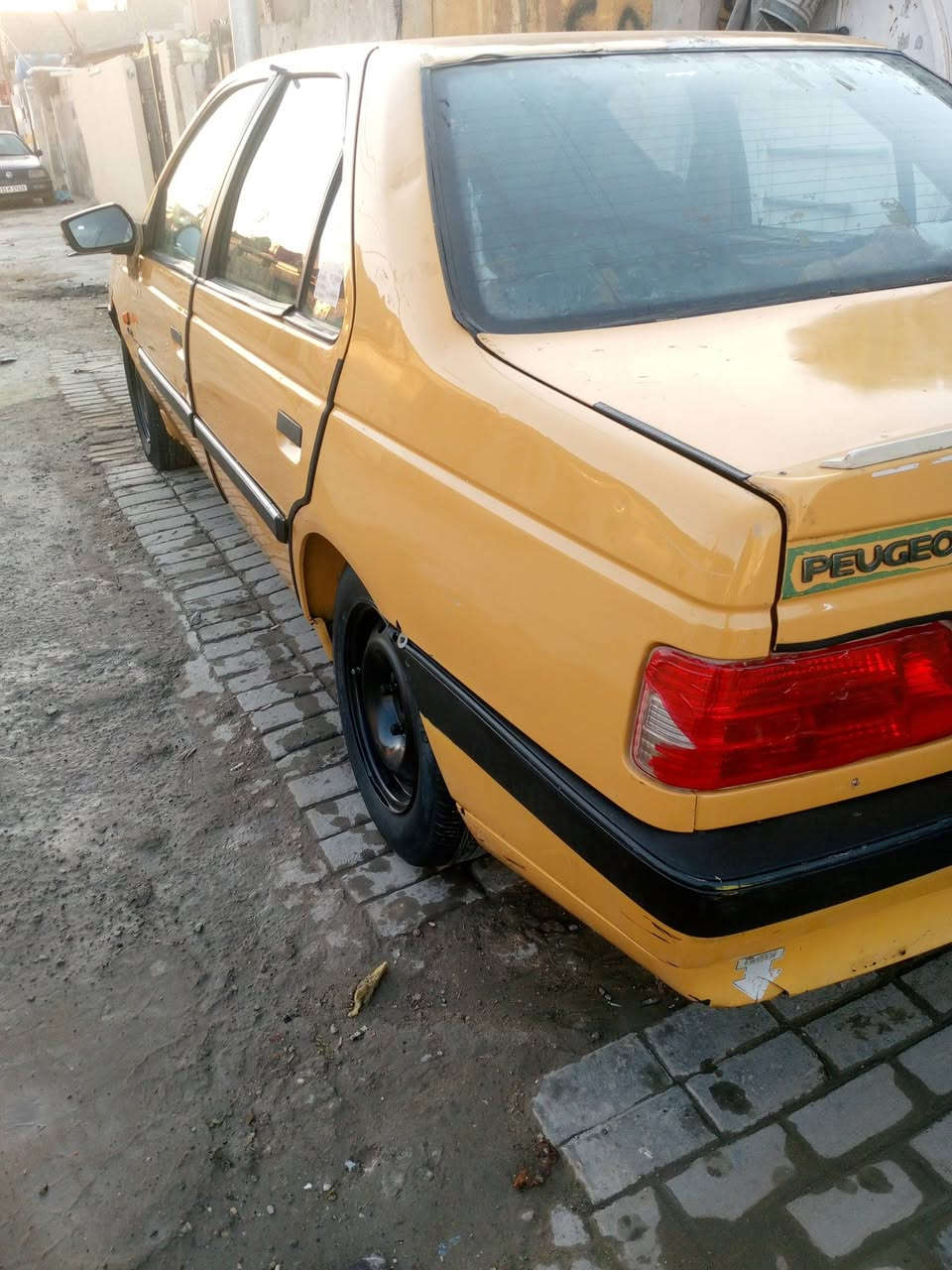 سلام عليكم للبيع بيجو  405 موديل 2015سياره حلوه تخم تاير  حداديه زينه تبريد تدفه شغالات مصرفه هيه وغرامات بسمي تحويل ثاني يوم سنويه 2030سعر 37 عنوان بغداد مدينه الصدر  سفسار***********       ( اني مكلف بل نشر )
