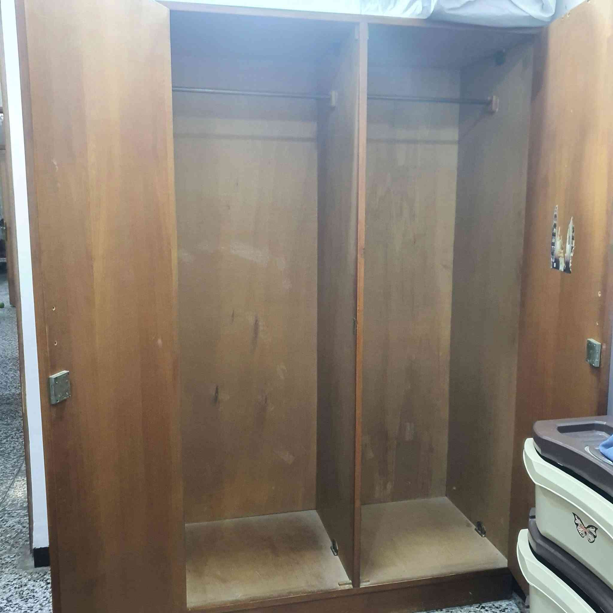 سلام عليكم غراض بيت نظيفات للبيع مكان الغزاليه للاستفسار ***********
