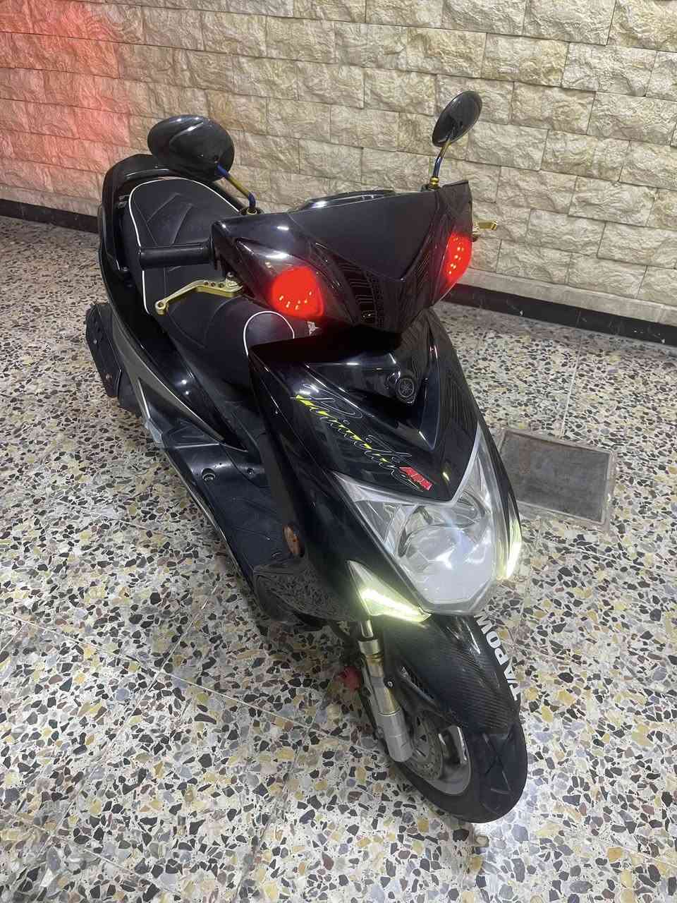 السلام عليكم سكنس لد للبيع بيها تزويد صدر امامي وجاملغ كاربون فايبر ويدات بريك ومري ودبلات خلفيه ابو بطل وصالنصه وقبق هندر رياضي وقبق فلاوين كوسو واشايره زرع السعر ١٣٠٠ وبيها مجال مكان الشعب الرقم ***********
