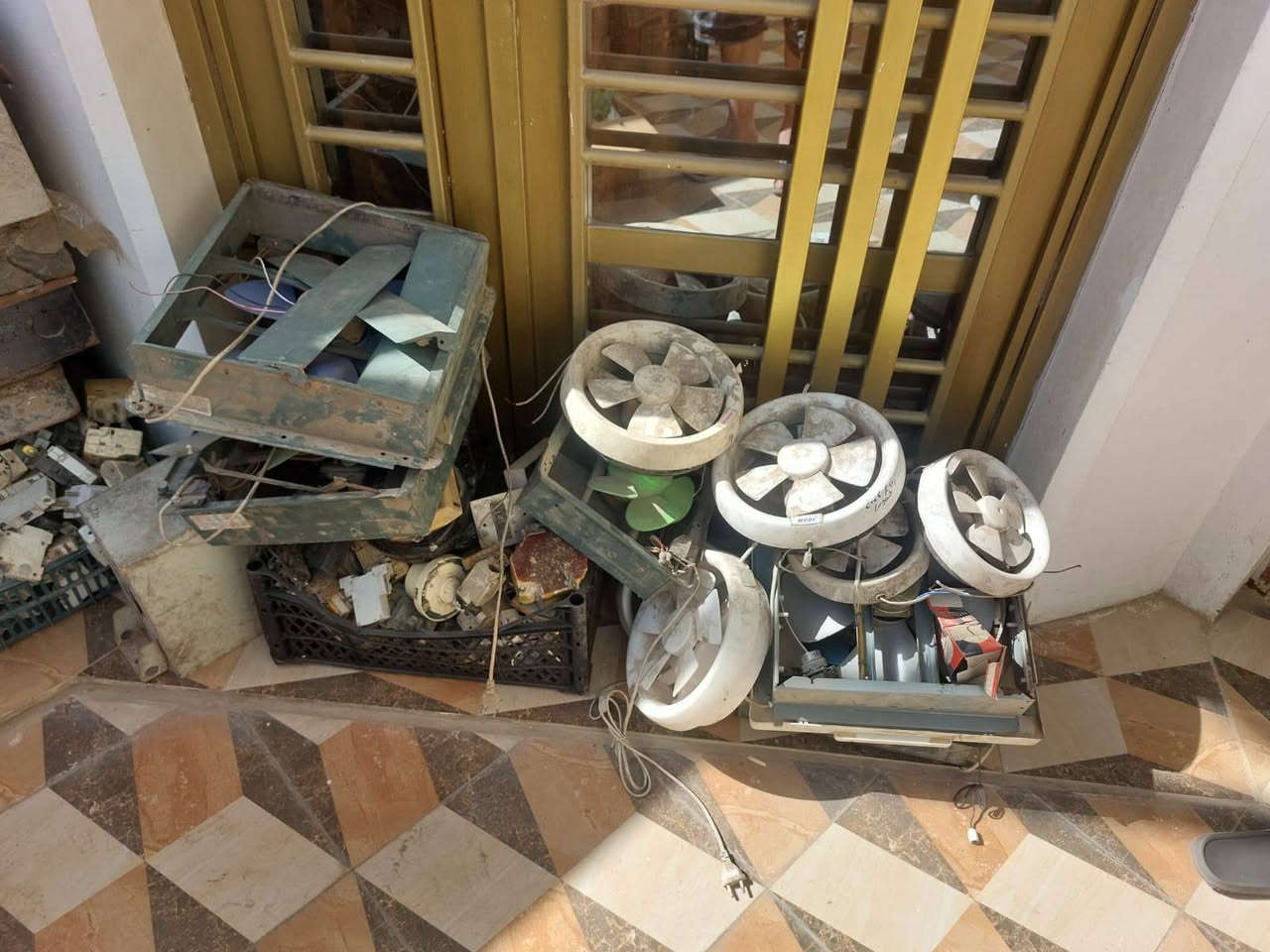 غراض كهربائيات للبيع جديد ومستعمل 
مكان الزعفرانية الاتصال 
***********
