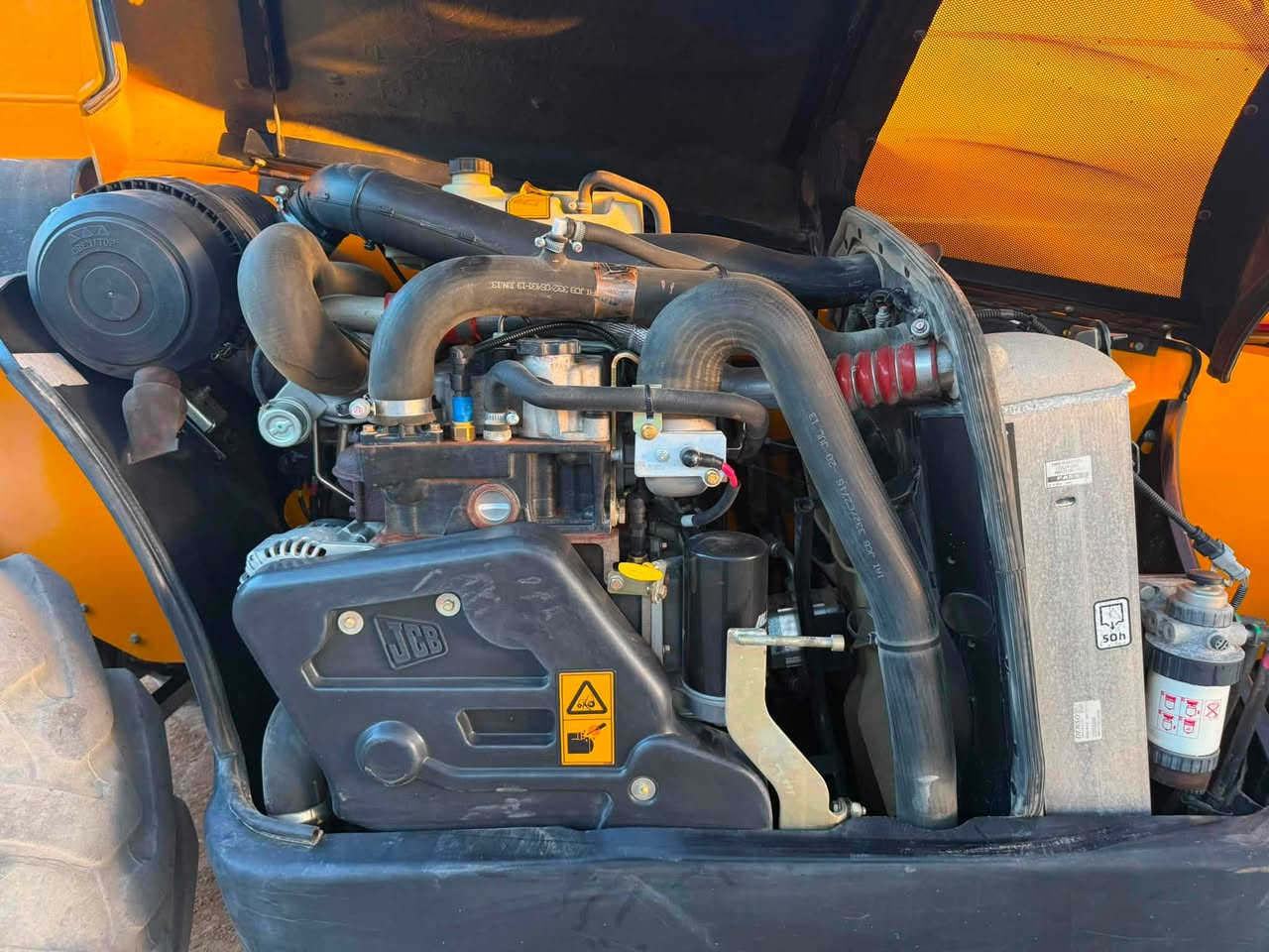 � للبيع – رافعة تلسكوبية JCB 540-200 بحالة ممتازة وجاهزة للعمل فورًا! 🚜

هل تبحث عن ماكينة قوية تتحمل أصعب ظروف العمل وتوفر لك أعلى إنتاجية؟

المدى للاستيراد والتصدير تقدم لكم رافعة JCB 540-200 بأداء قوي واعتمادية عالية، لتكون شريكك المثالي في مواقع البناء، والمصانع، والمخازن، والمشروعات الكبرى.

✅ حالة ممتازة ومجهزة للعمل
✅ محرك قوي واقتصادي في استهلاك الوقود
✅ كابينة مريحة توفر أعلى مستويات الأمان والراحة للمشغل
✅ صيانة سهلة وتوافر قطع الغيار
✅ قوة رفع عالية وثبات ممتاز أثناء التشغيل
✅ مناسبة لجميع أعمال الرفع والمناولة

💯 مع المدى للاستيراد والتصدير… الجودة عنواننا والثقة أساس تعاملنا.
نحرص على توفير أفضل المعدات بأعلى جودة وأسعار تنافسية مع خدمة مميزة قبل وبعد البيع.

📞 للاستفسار والتواصل:
01211114947
أو
01277886747

📩 راسلنا الآن لمعرفة السعر والتفاصيل، ولا تضيع فرصة امتلاك ماكينة قوية ترفع كفاءة عملك وتزيد إنتاجيتك.

المدى للاستيراد والتصدير
🌟 معدات موثوقة… جودة تستحق الثقة


**إذا كنت صاحب هذا الإعلان وتريد حذفه لأي سبب، رجاءا أرسل رسالة إلى الدعم الفني**