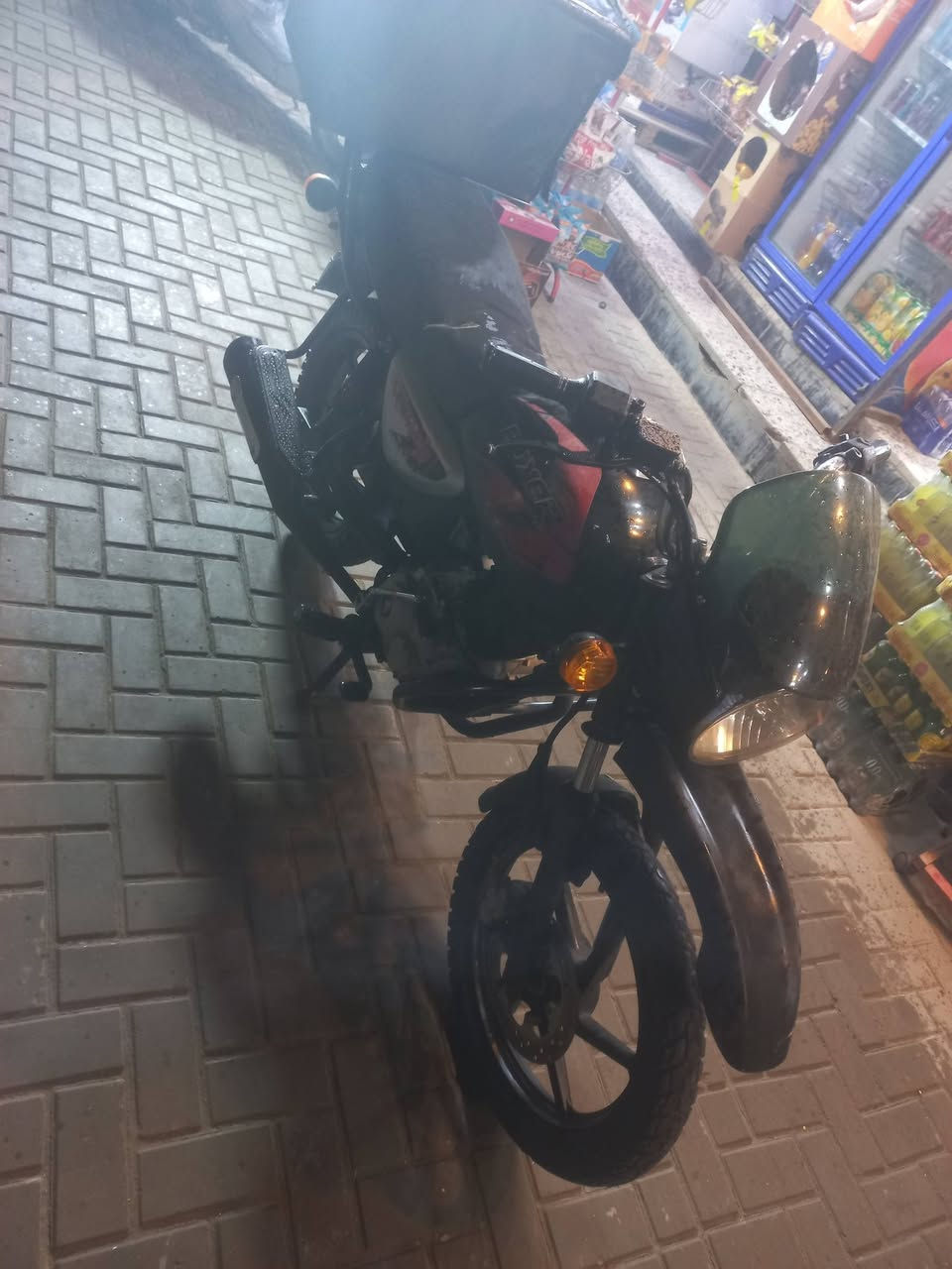 السلام عليكم بوكسر للبيع موديل 2021 أوراق مكاني بغداد السعر 900 وبيهة مجال رقم الهاتف ***********
