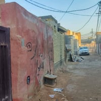 بيت مساحة 100 متر شارع 4 متر يحتوي البيت على طابق واحد وغرفة نوم واحدة...